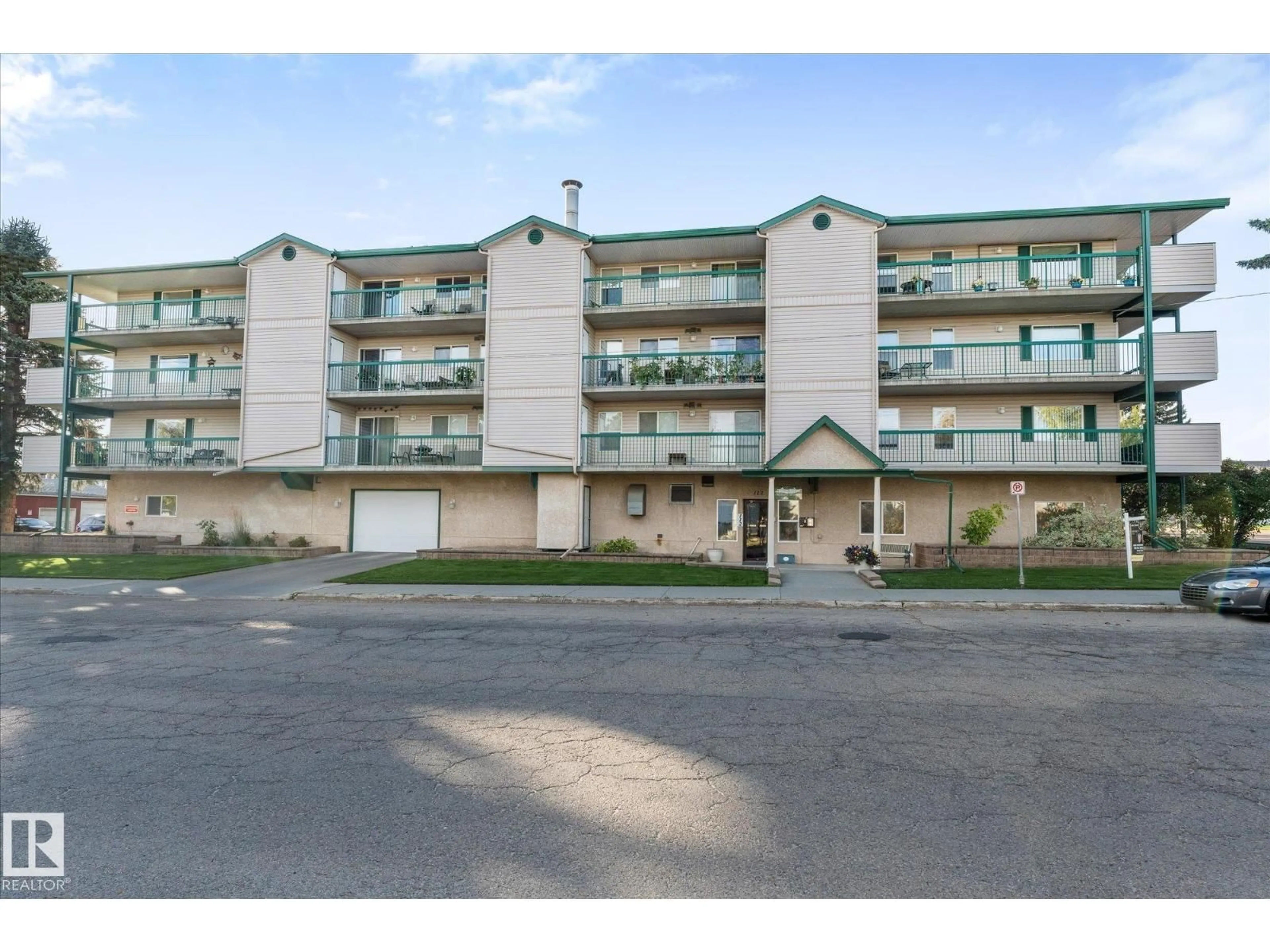 Patio, building for 112 - 205 CHURCH RD, Spruce Grove Alberta T7X3X1