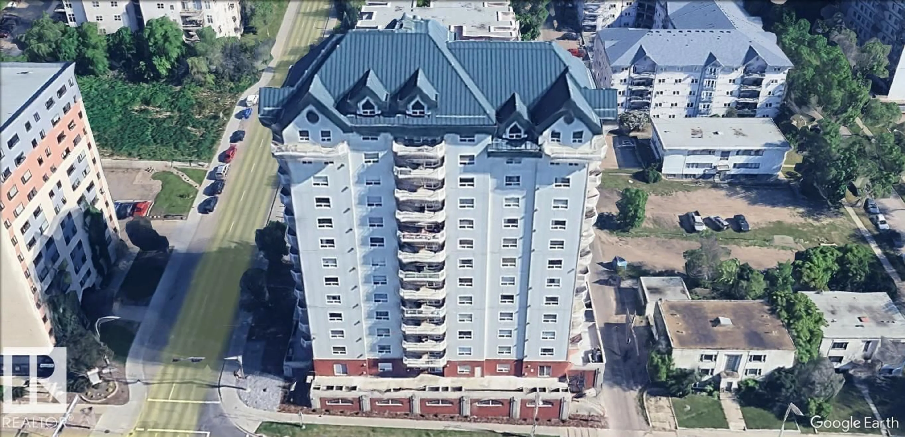 A pic from outside/outdoor area/front of a property/back of a property/a pic from drone, building for 1402 - 9707 105 ST, Edmonton Alberta T5K2Y4