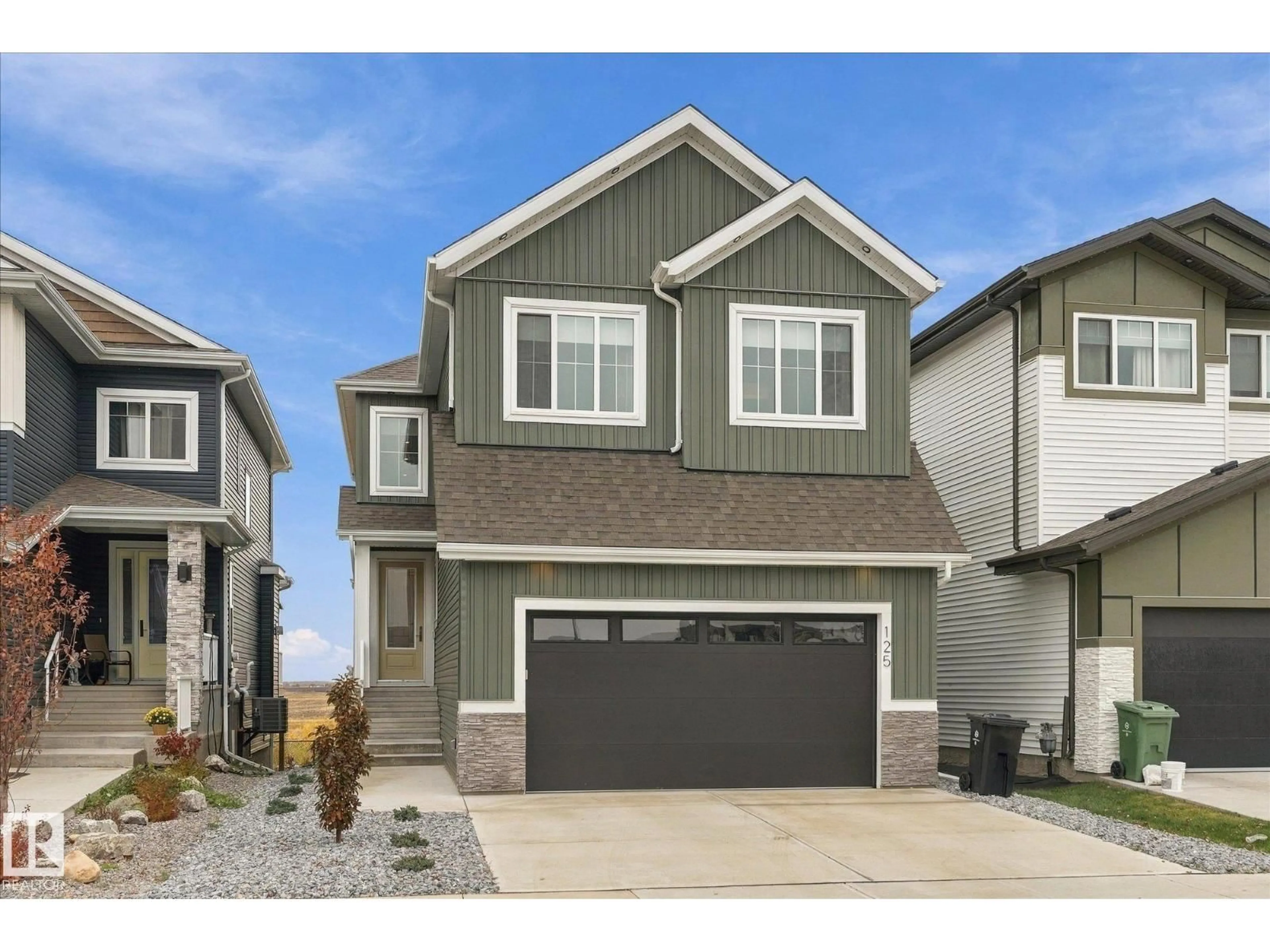 Home with vinyl exterior material, street for 125 STARLING WY, Fort Saskatchewan Alberta T8L1R5