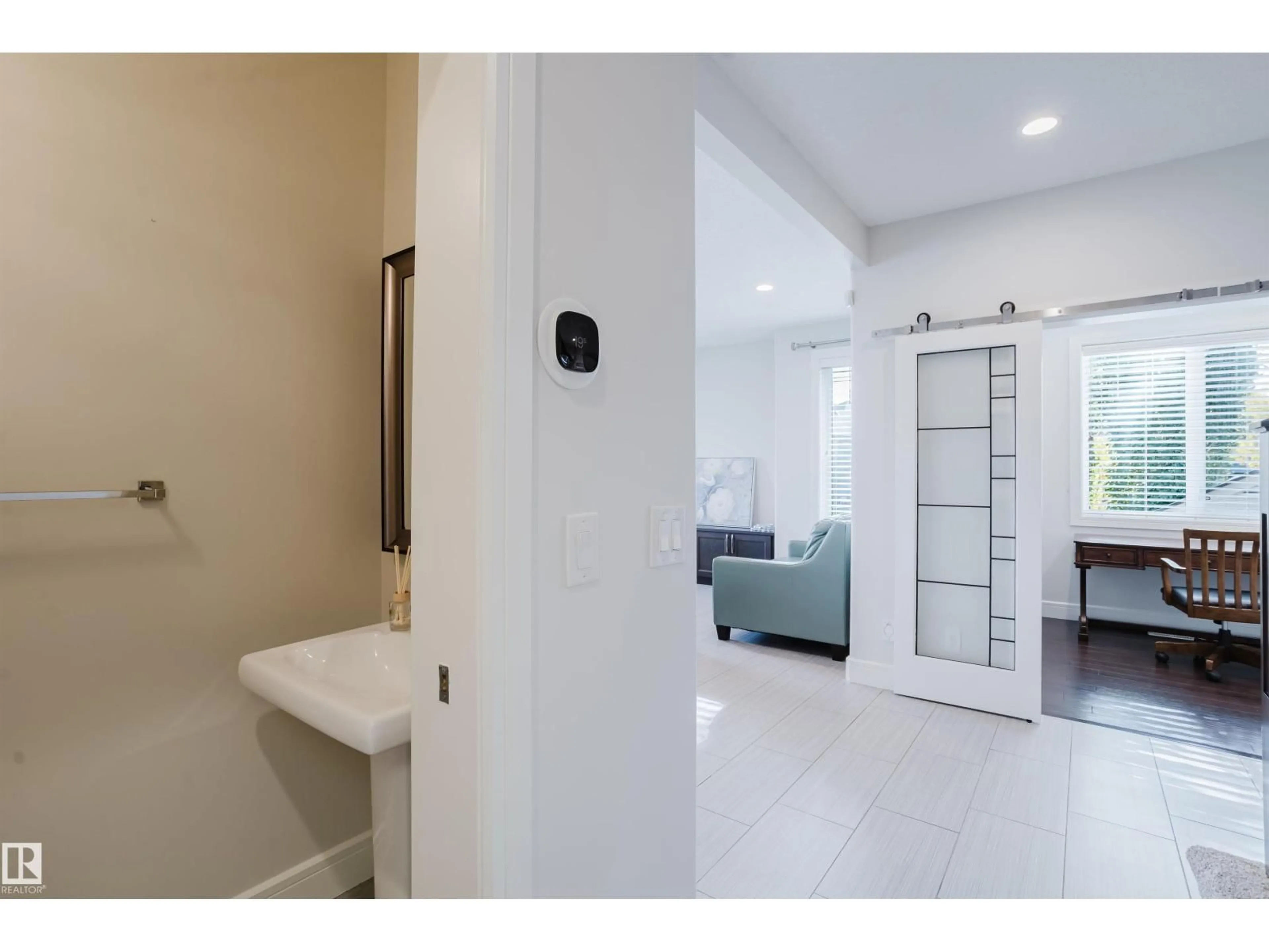 Indoor entryway for 1 EASTVIEW ST, St. Albert Alberta T8N4G4