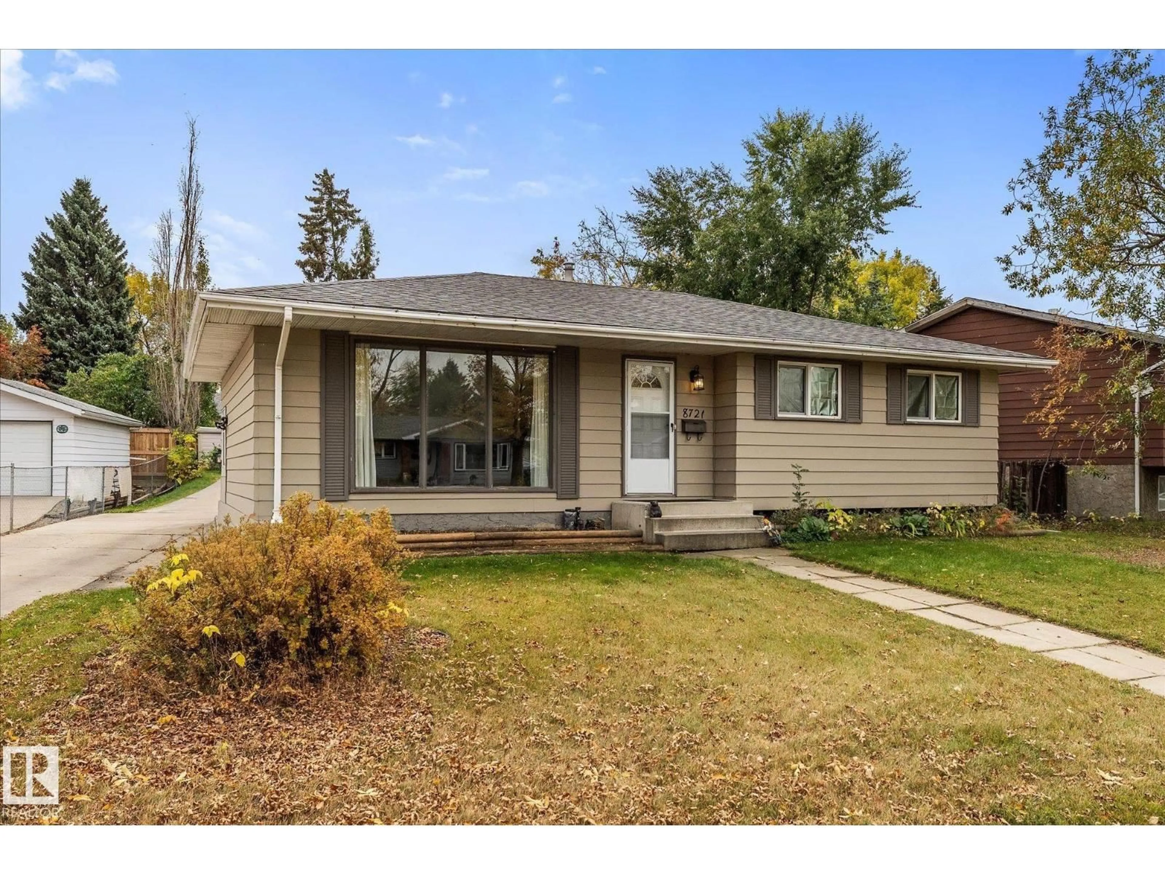 Home with vinyl exterior material, street for 8721 99 AV, Fort Saskatchewan Alberta T8L2Y4
