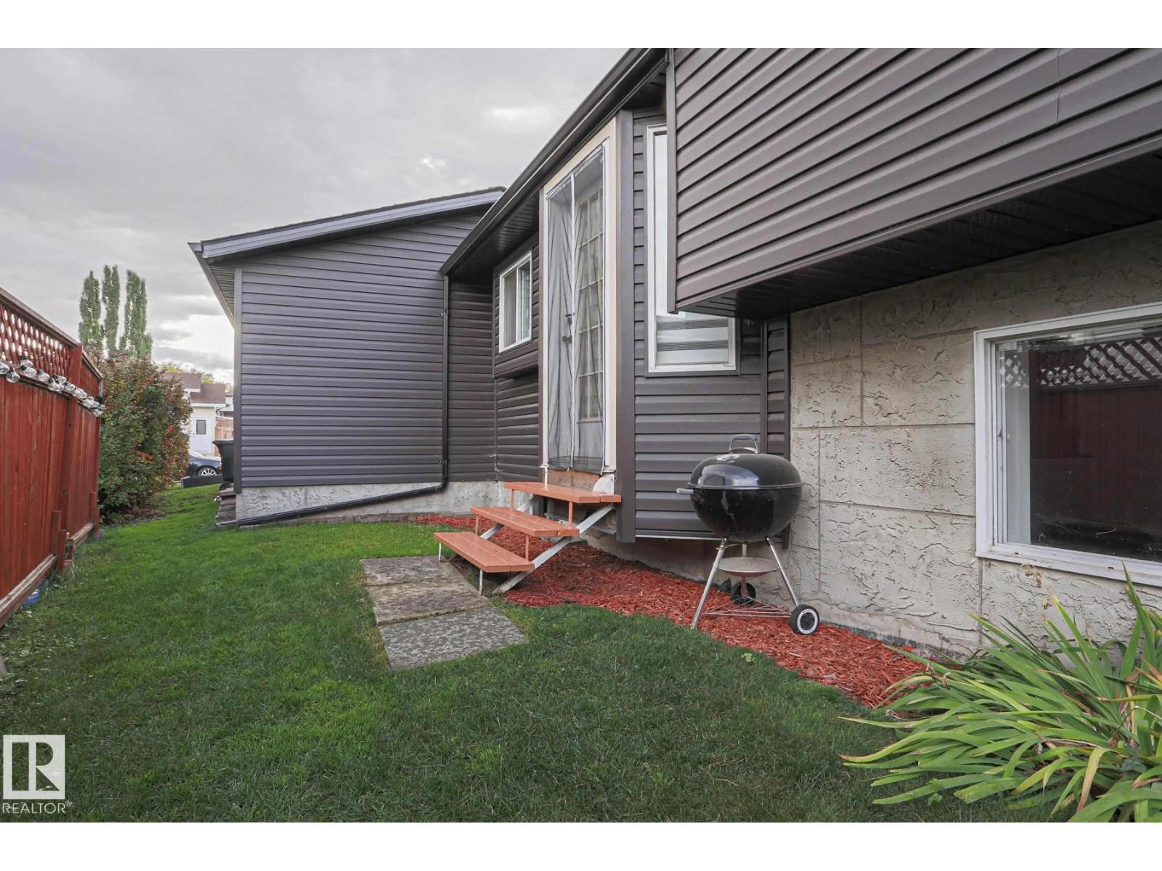 Patio, street for 52 WESTLAKE DR, Spruce Grove Alberta T7X1X9