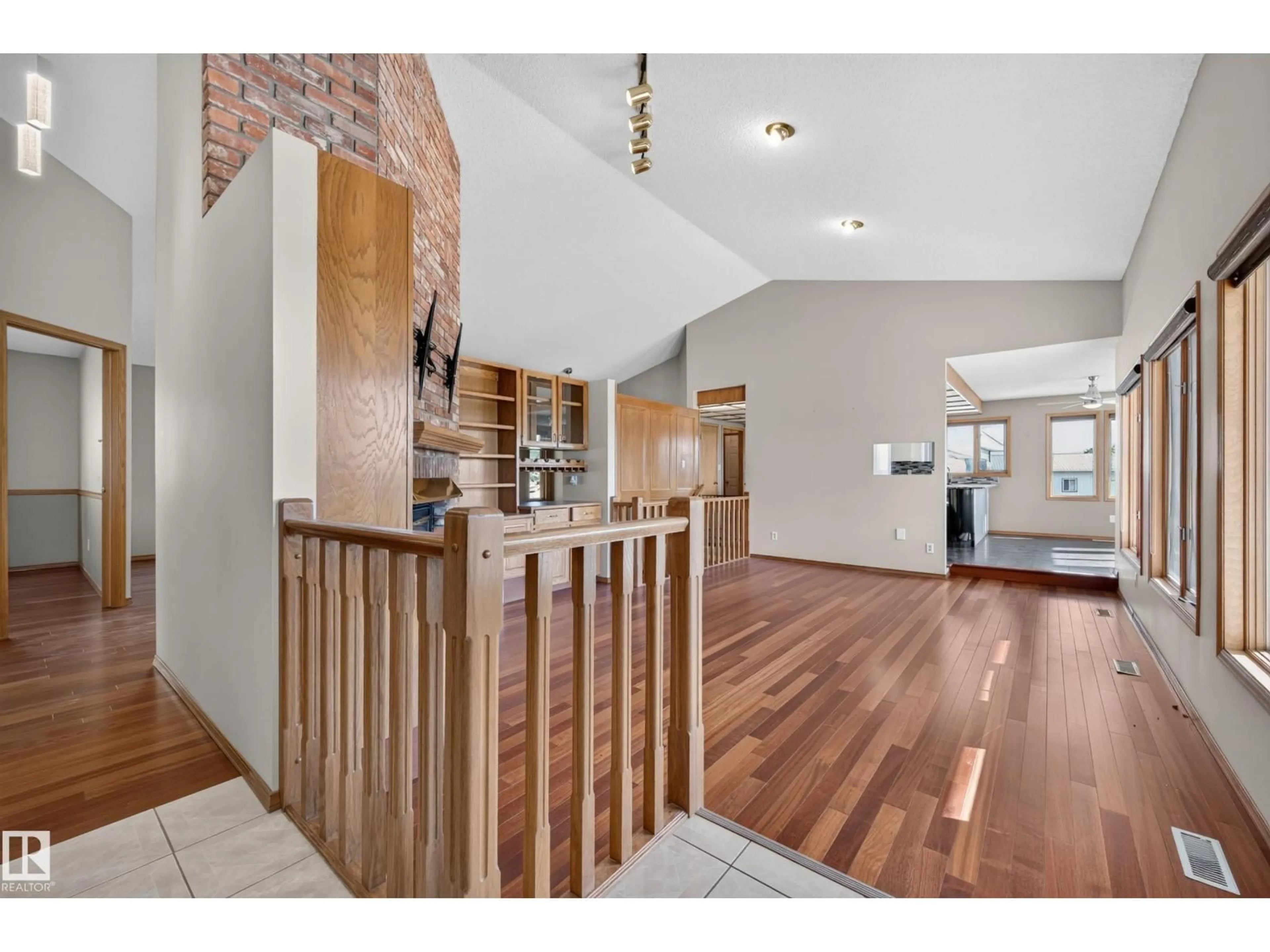 Indoor entryway for 19403 FORT RD NE, Edmonton Alberta T5Y6H2