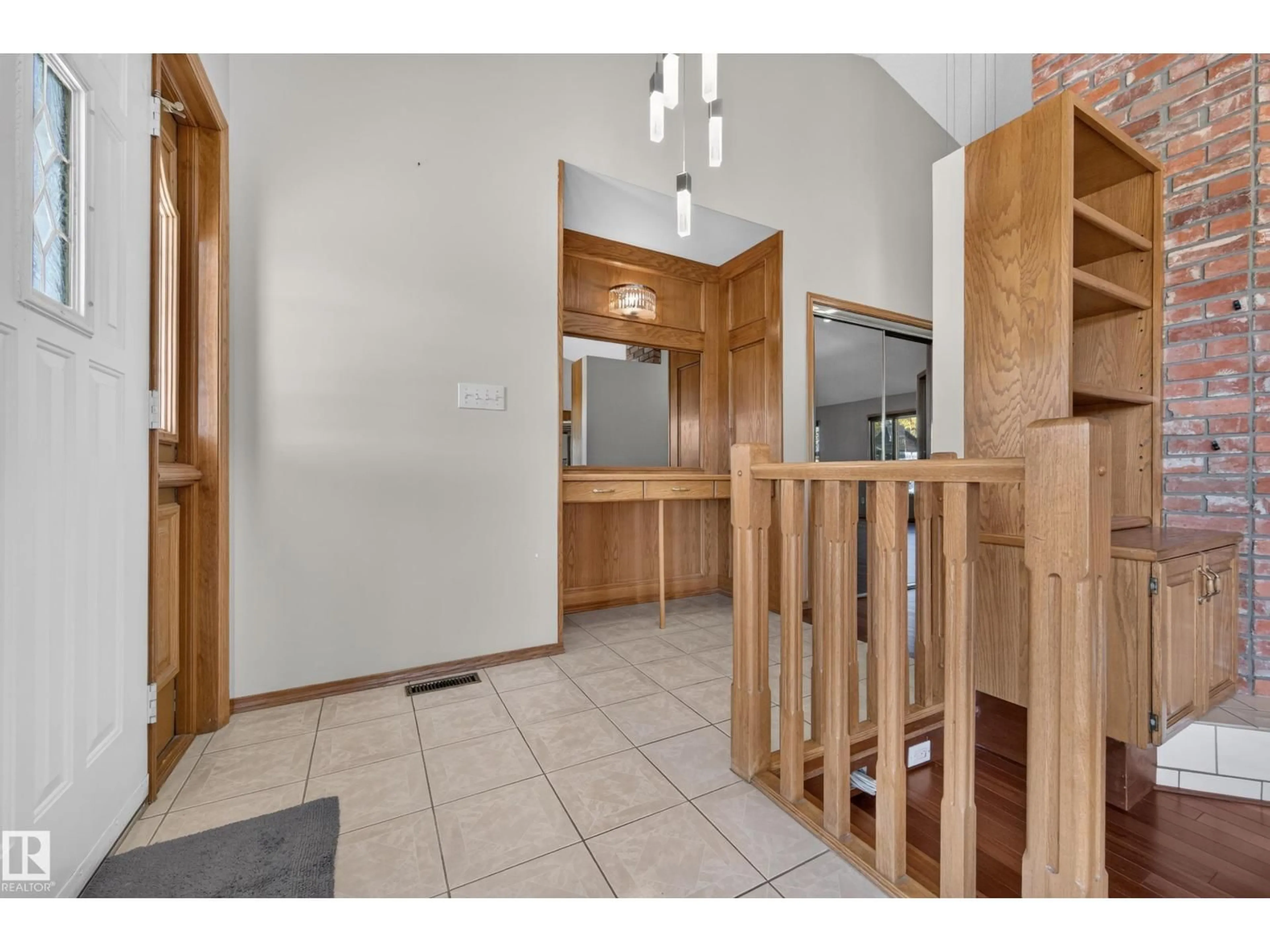 Indoor entryway for 19403 FORT RD NE, Edmonton Alberta T5Y6H2
