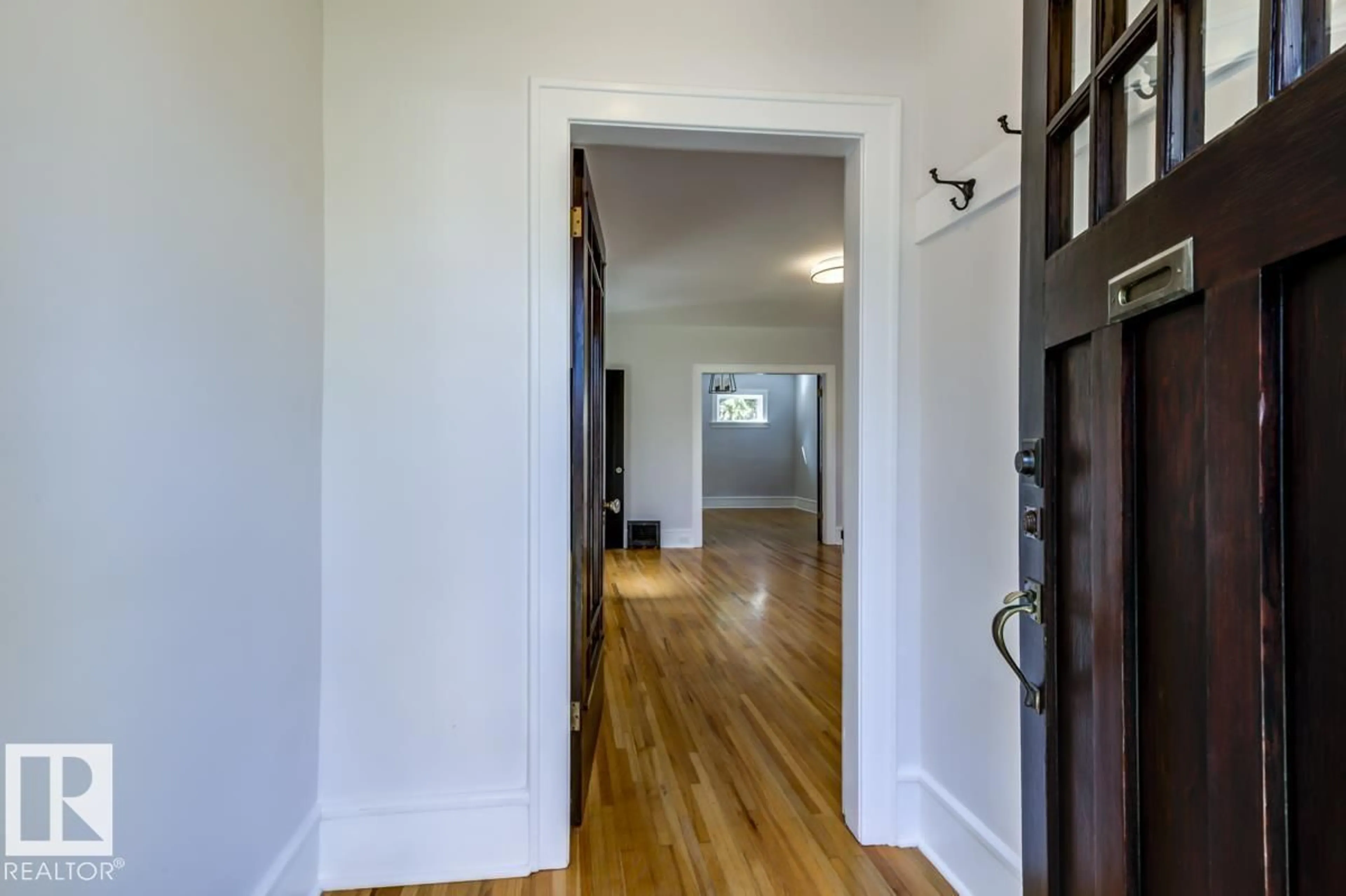 Indoor entryway for 10949 88 AV, Edmonton Alberta T6G0Y9