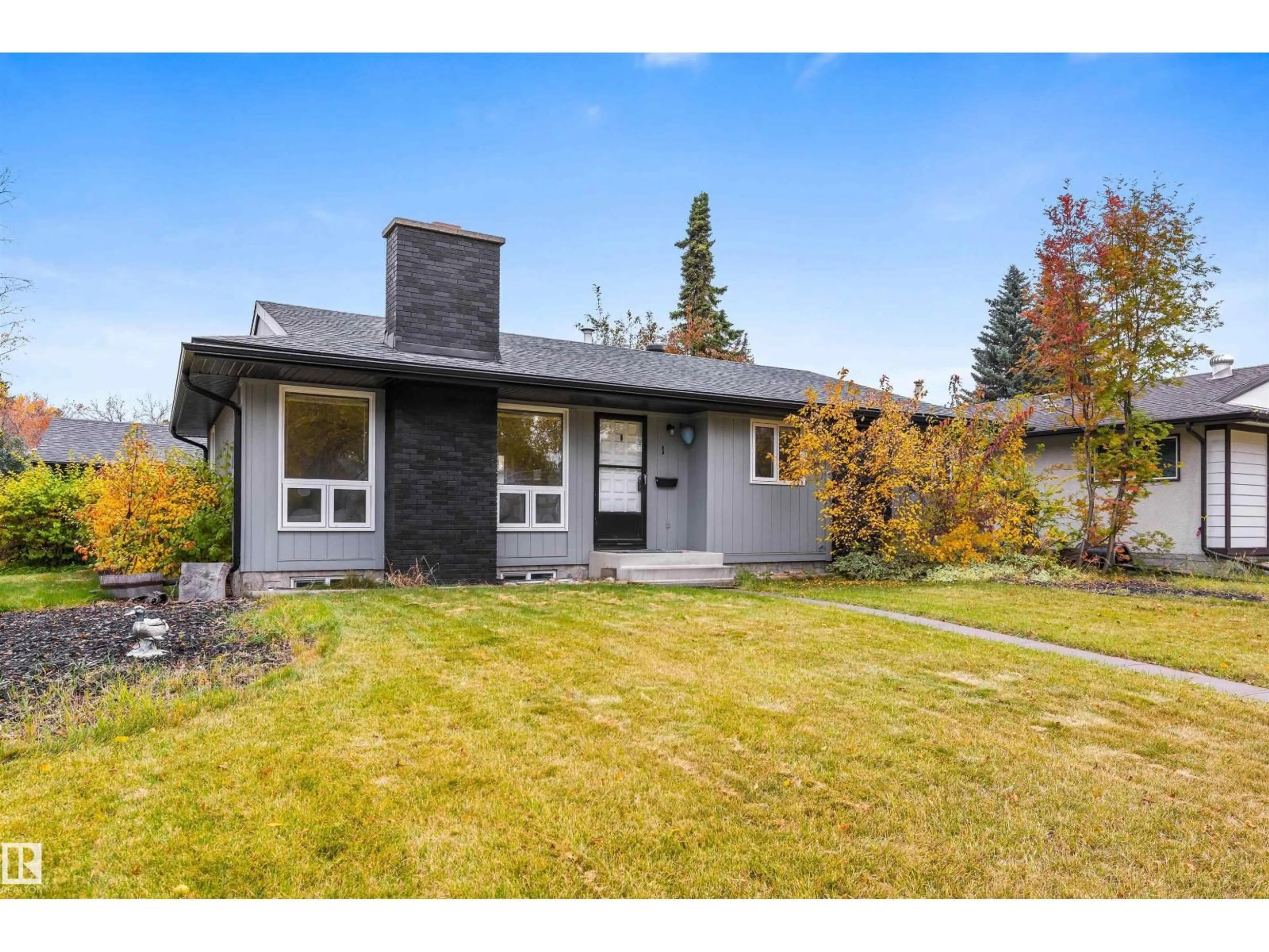 Home with vinyl exterior material, street for 1 LLOYD PL, St. Albert Alberta T8N2H4