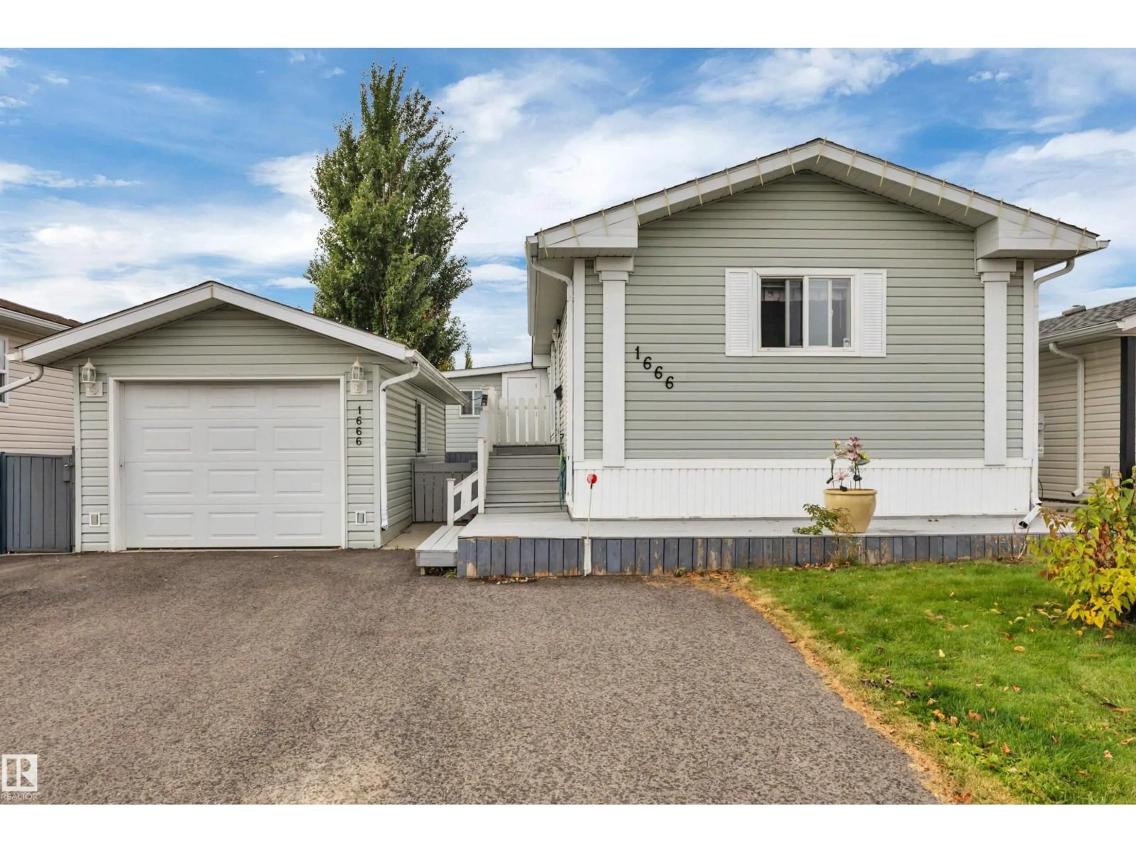 Home with vinyl exterior material, street for 1666 JUBILEE CR, Sherwood Park Alberta T8H2J5