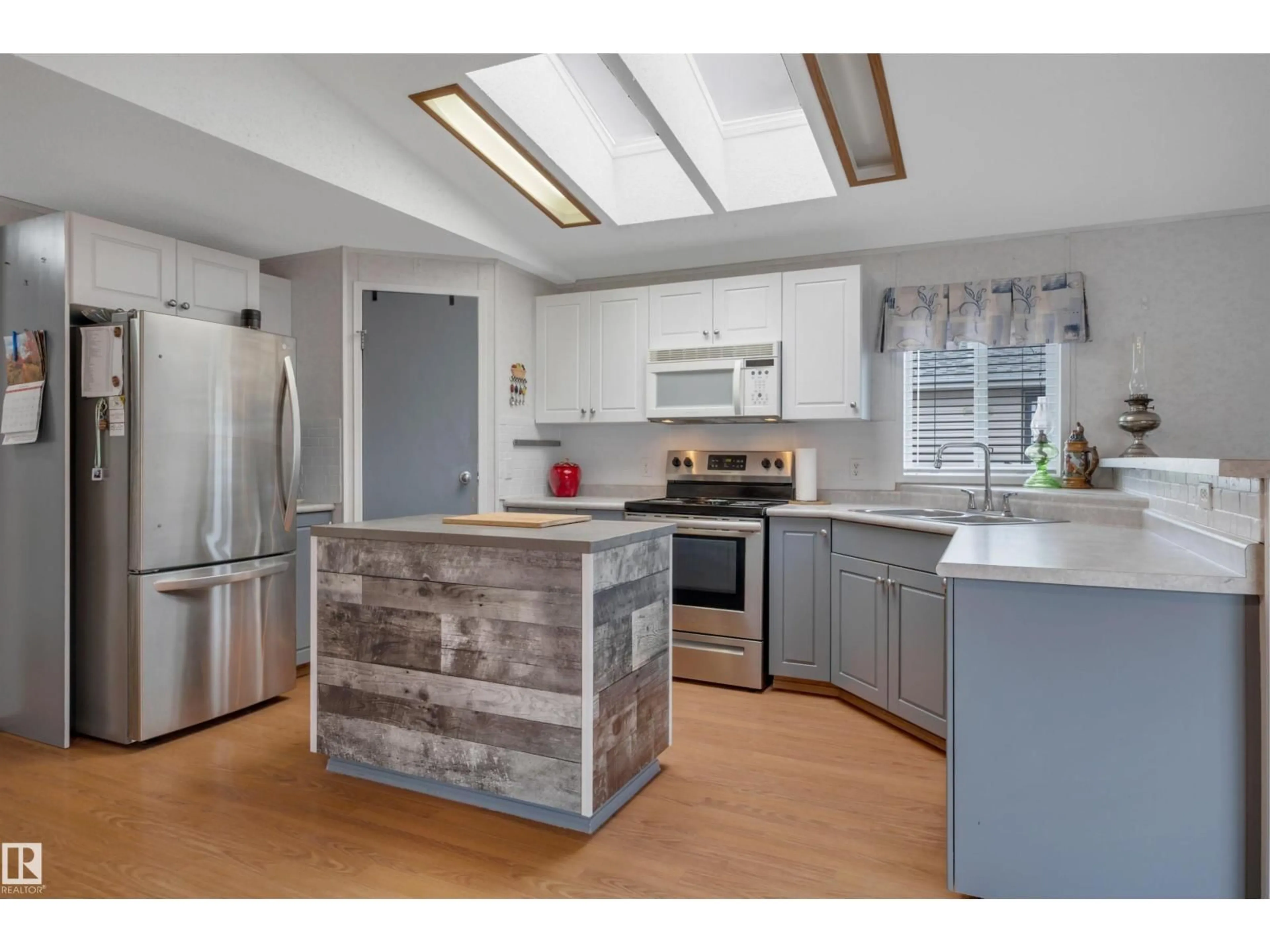 Open concept kitchen, wood/laminate floor for 1666 JUBILEE CR, Sherwood Park Alberta T8H2J5