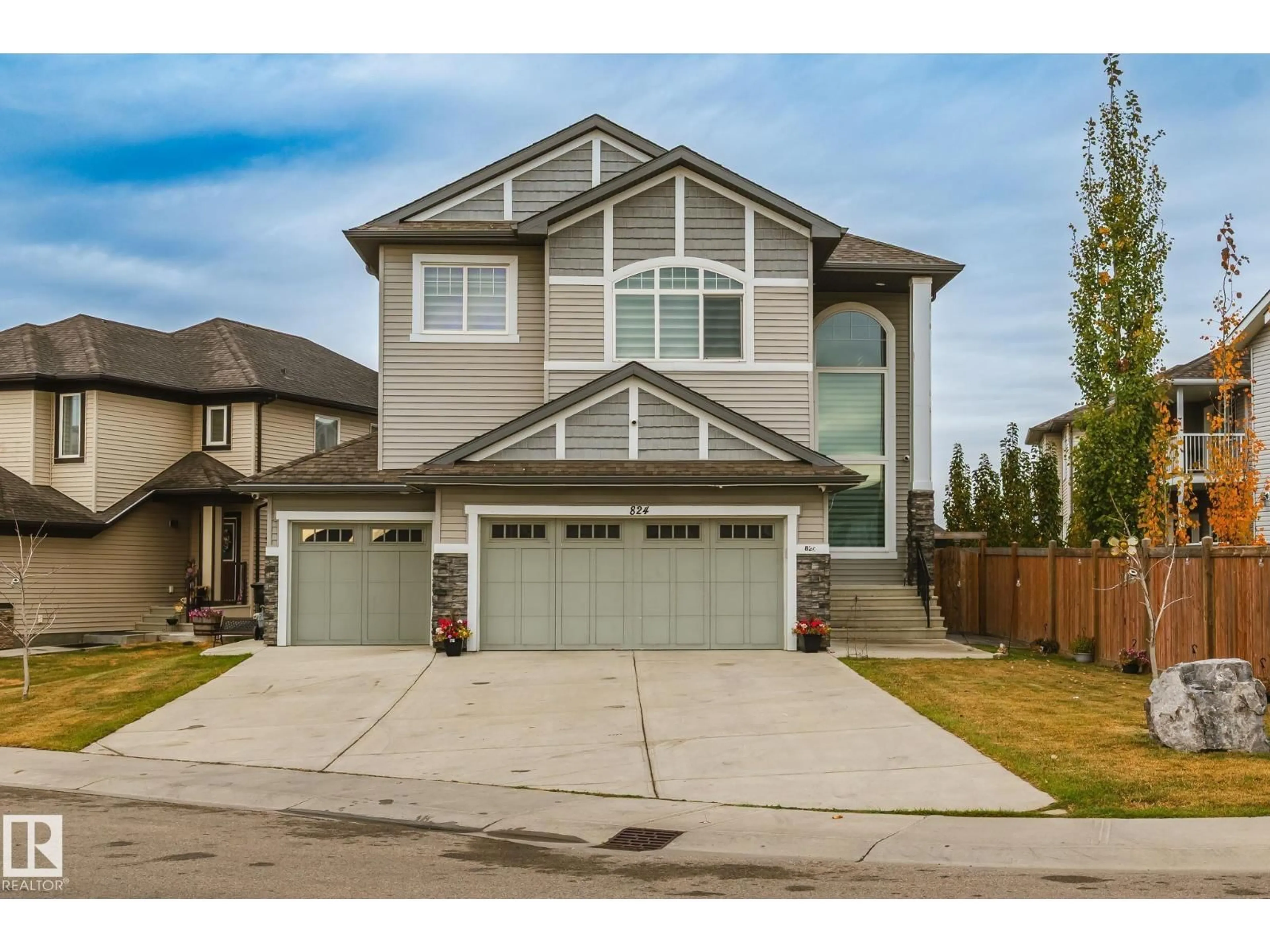 Home with vinyl exterior material, street for 824 34 AVE, Edmonton Alberta T6T0B3