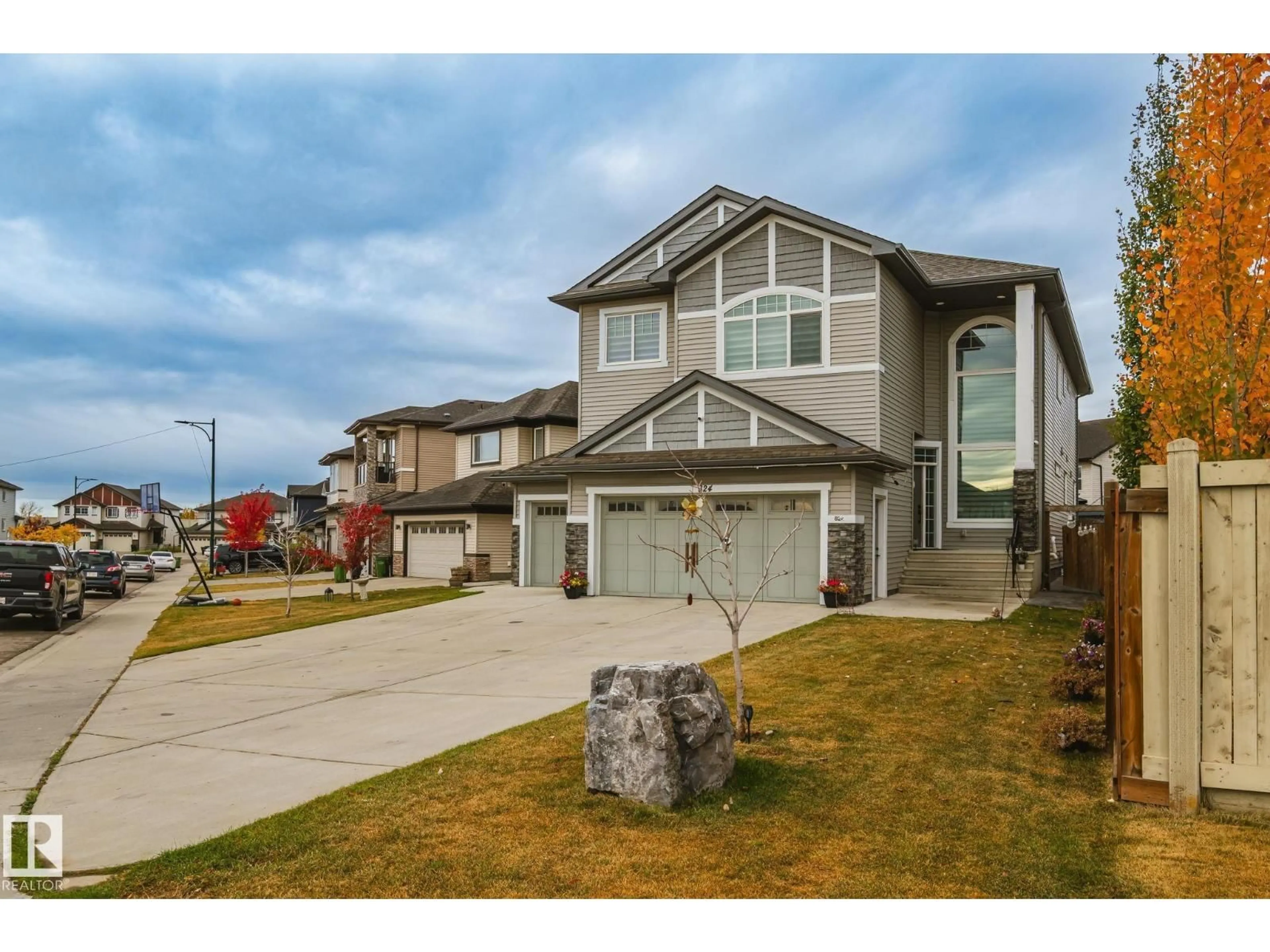 Home with vinyl exterior material, street for 824 34 AVE, Edmonton Alberta T6T0B3
