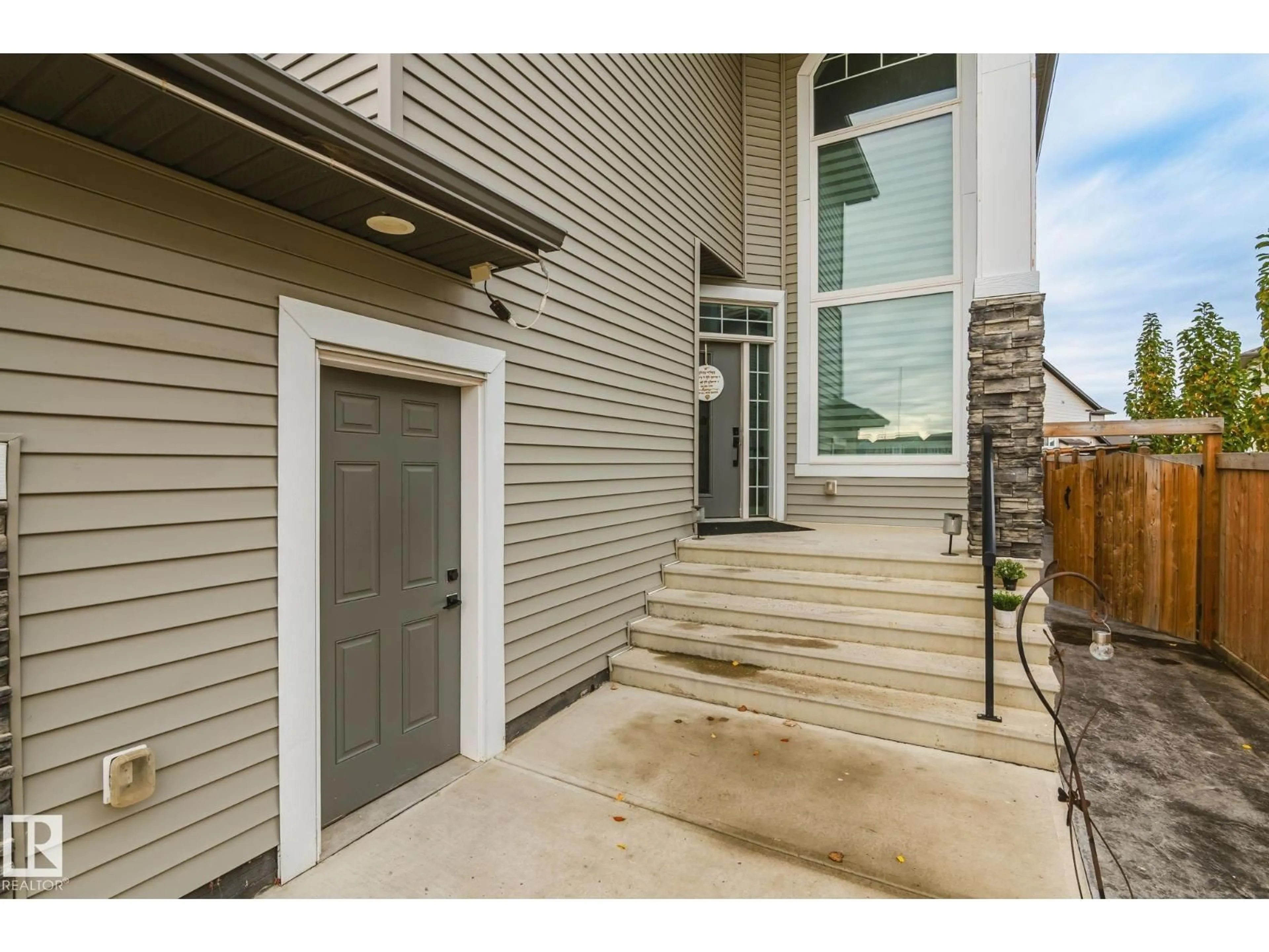 Indoor entryway for 824 34 AVE, Edmonton Alberta T6T0B3
