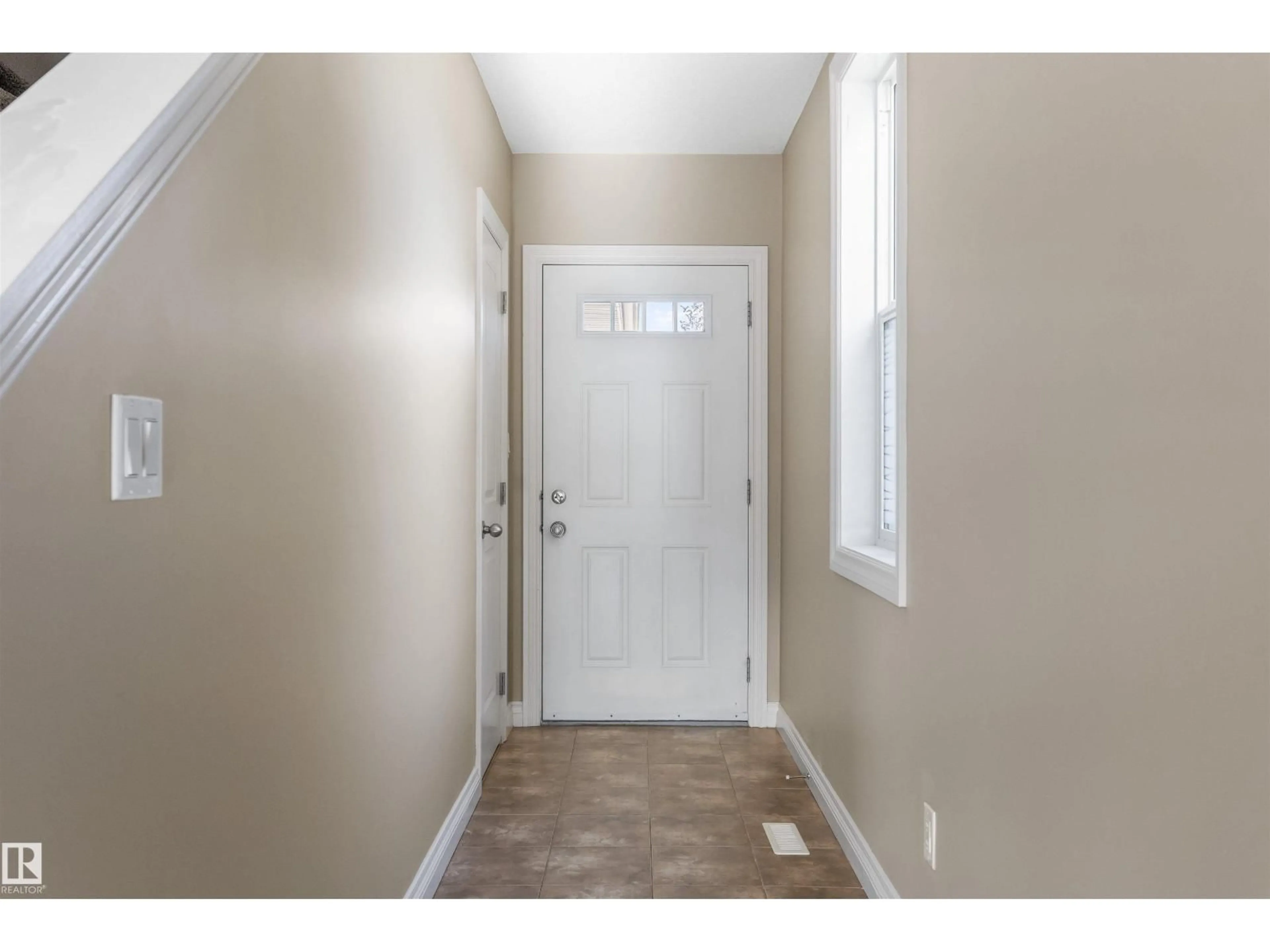 Indoor entryway for 1 ROSEBERRY LN, Fort Saskatchewan Alberta T8L0M6
