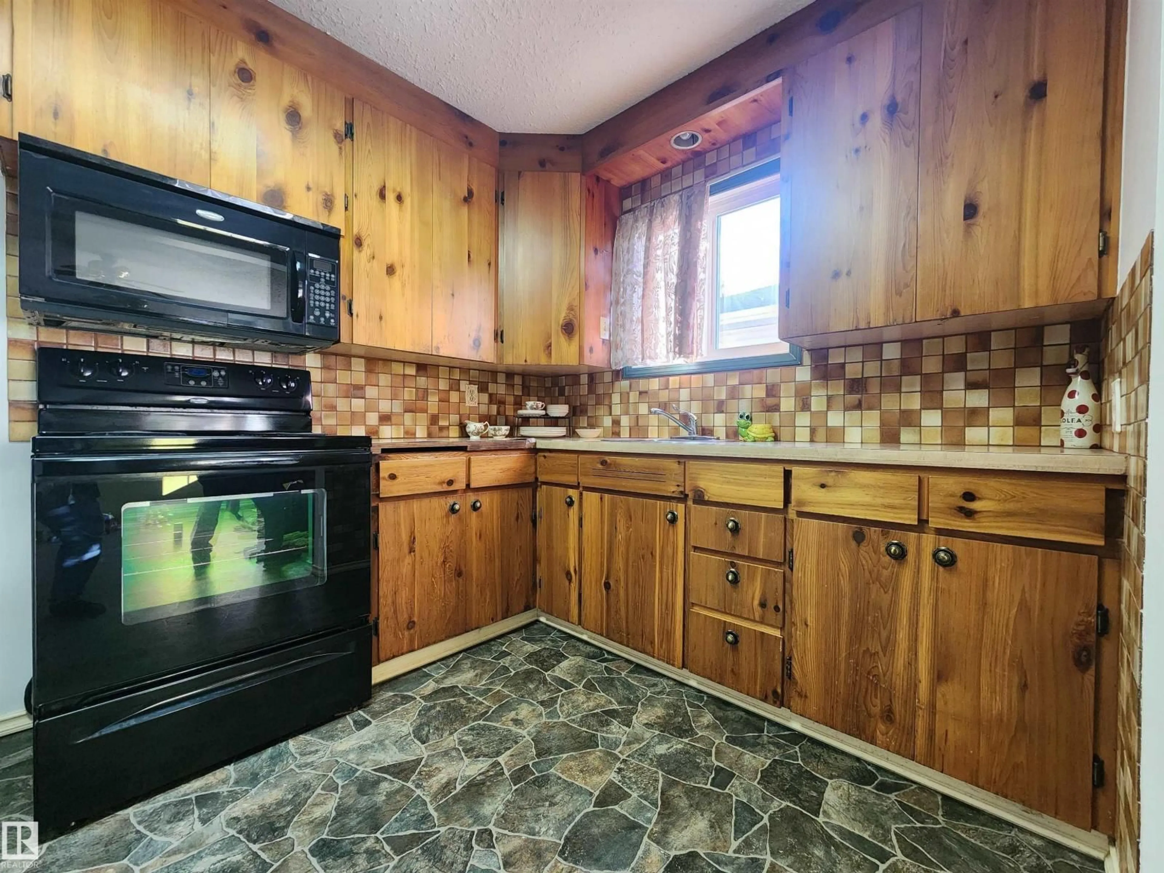Standard kitchen, unknown for 4606 53 AV, Wetaskiwin Alberta T9A0Y5