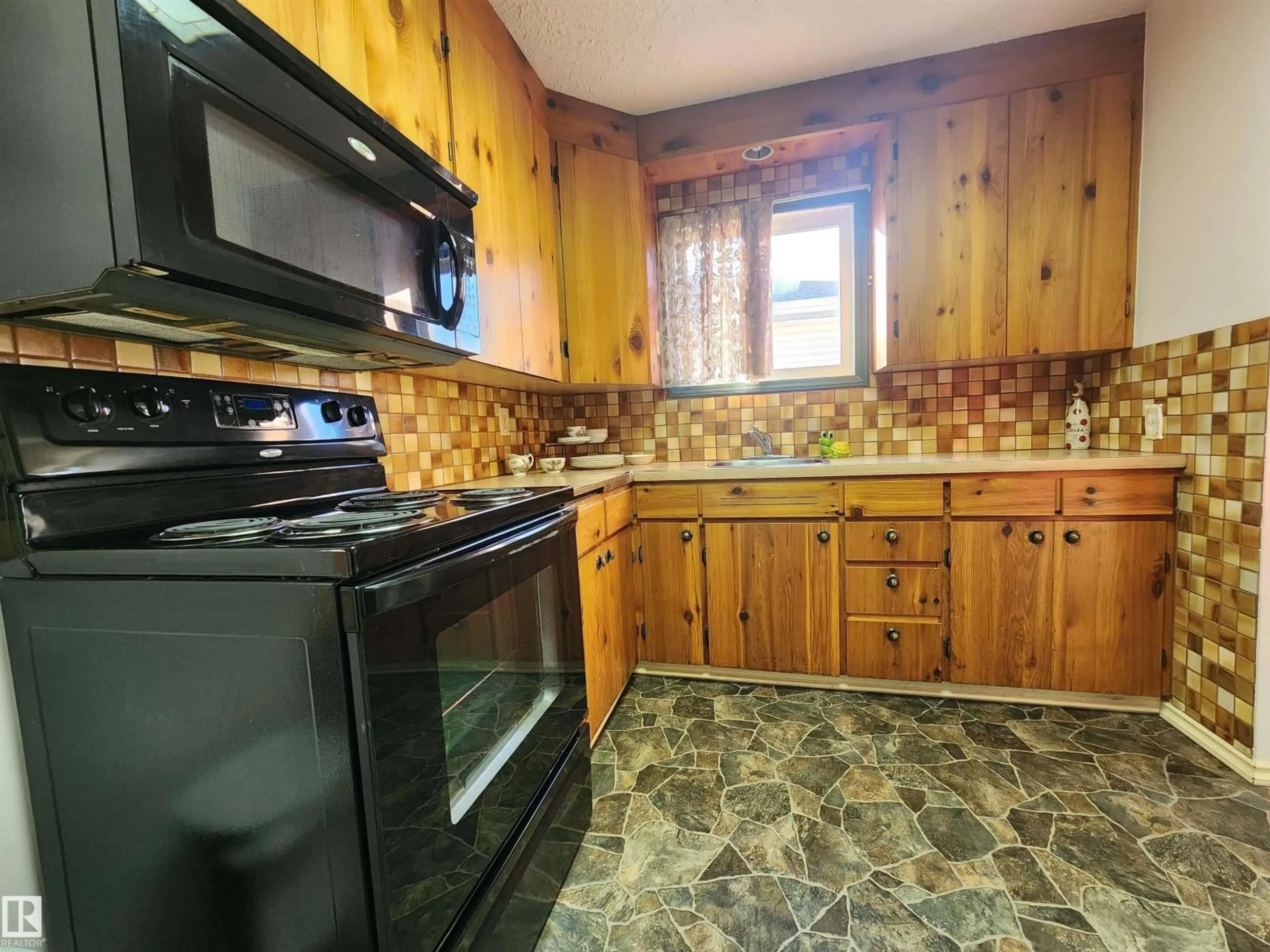 Standard kitchen, unknown for 4606 53 AV, Wetaskiwin Alberta T9A0Y5