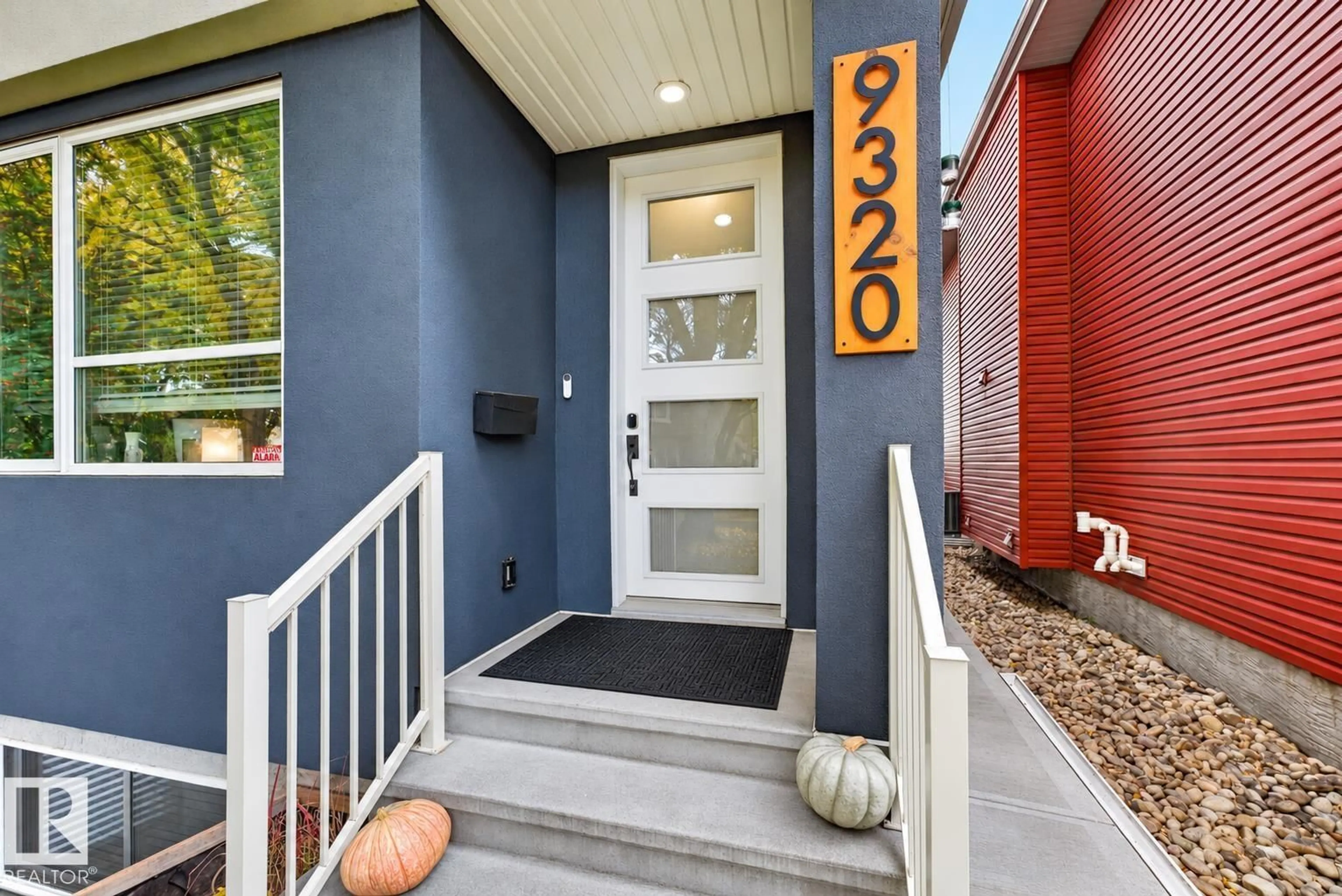 Indoor entryway for NW - 9320 71 AV, Edmonton Alberta T6E0K8