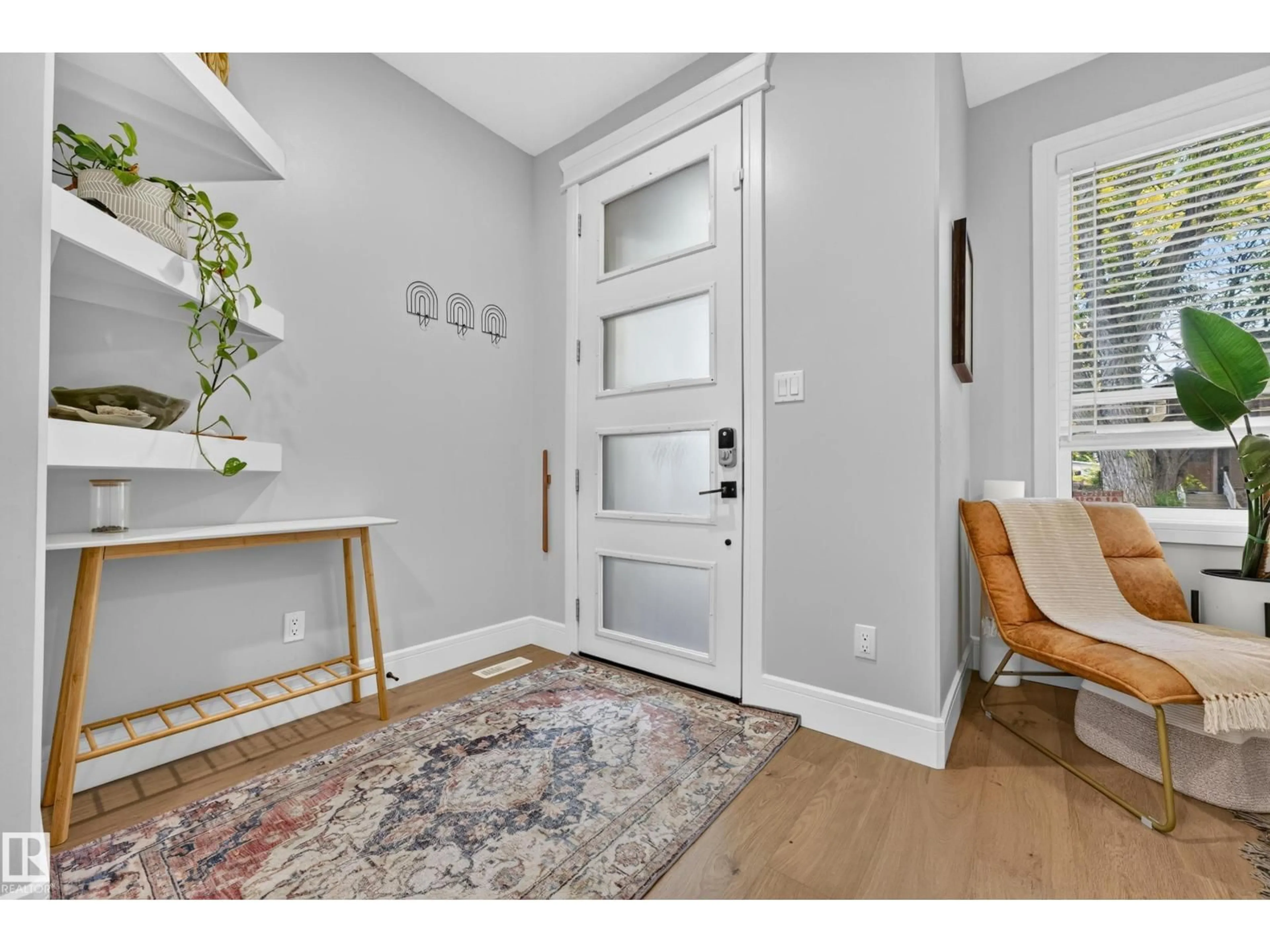 Indoor entryway for NW - 9320 71 AV, Edmonton Alberta T6E0K8