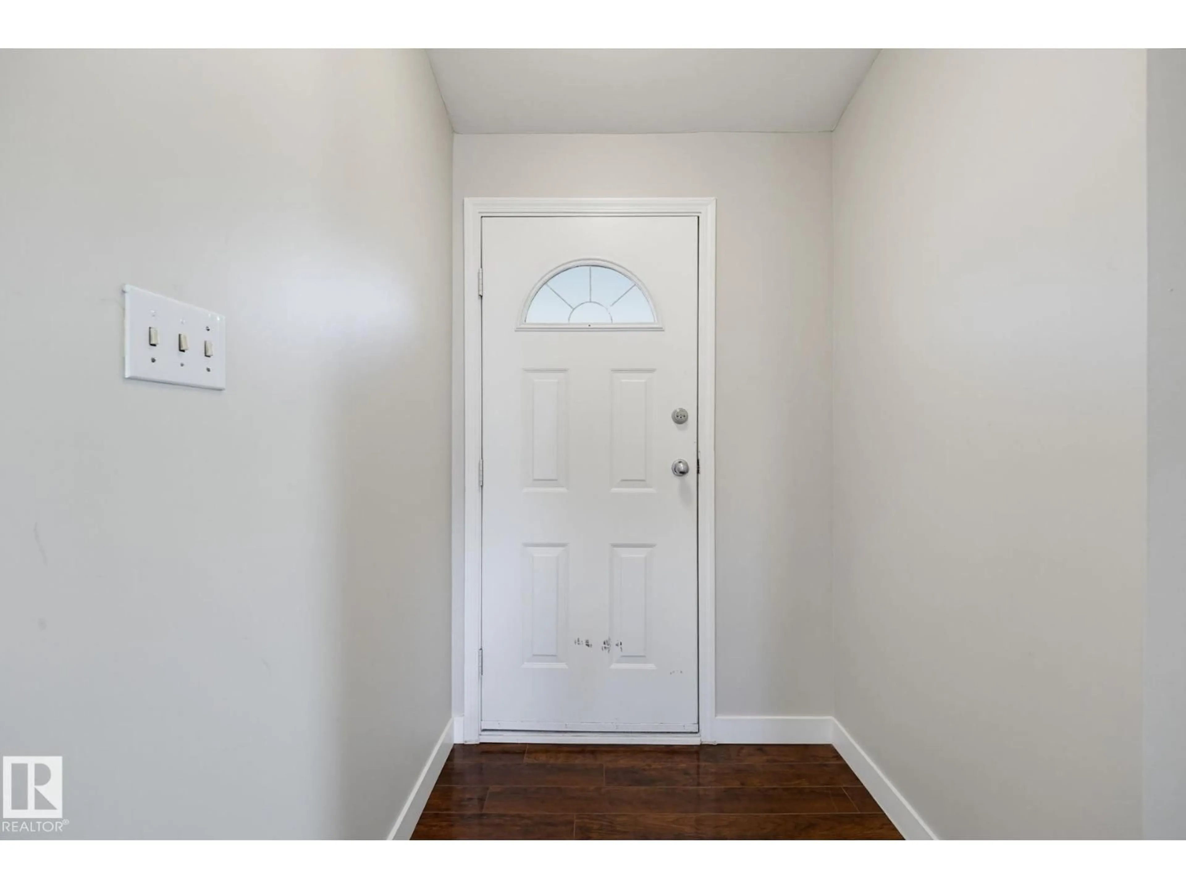 Indoor entryway for 16415 87 AV, Edmonton Alberta T5R4H3