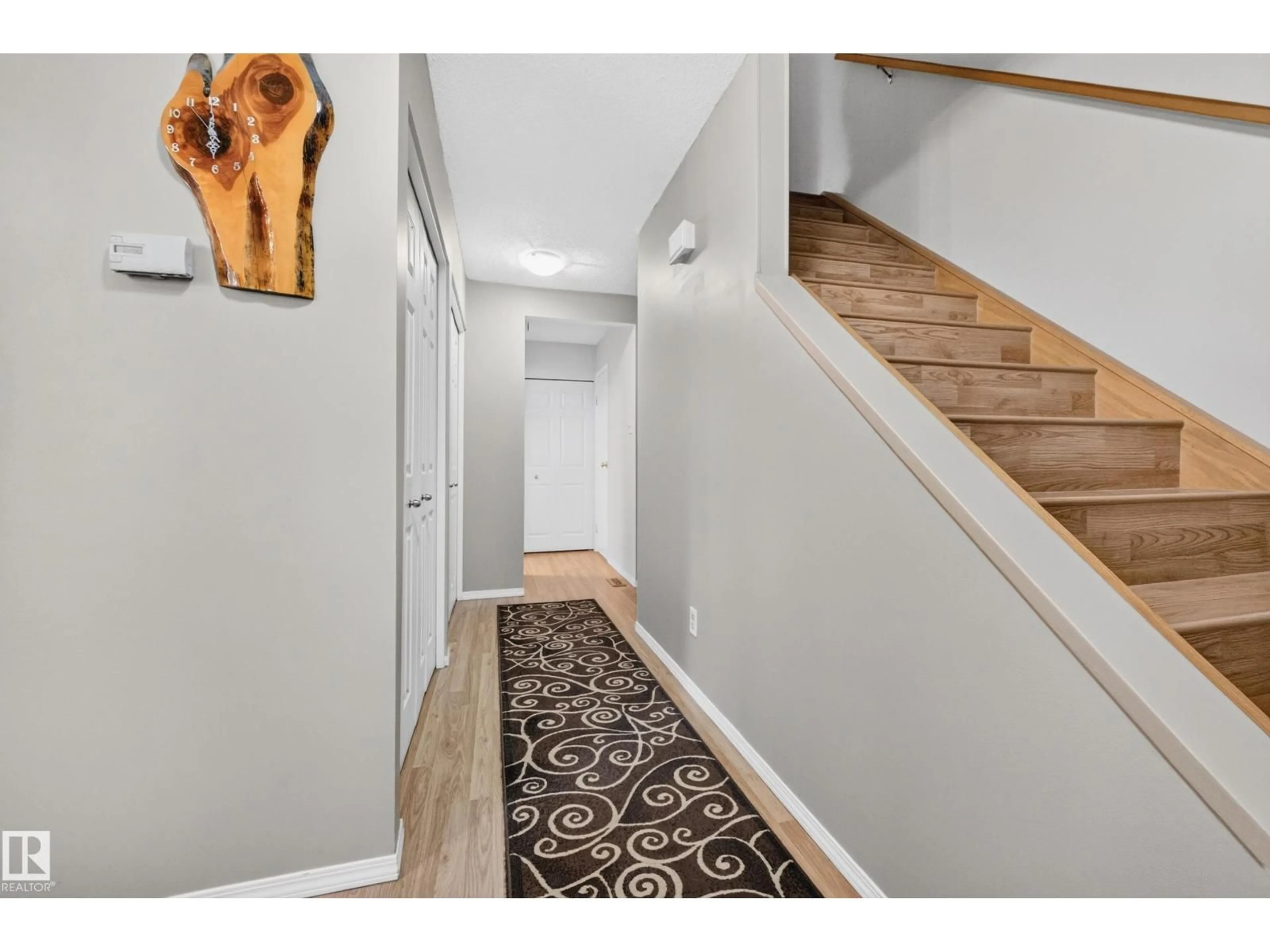 Indoor entryway for 15A CALLINGWOOD CO, Edmonton Alberta T5T0H5