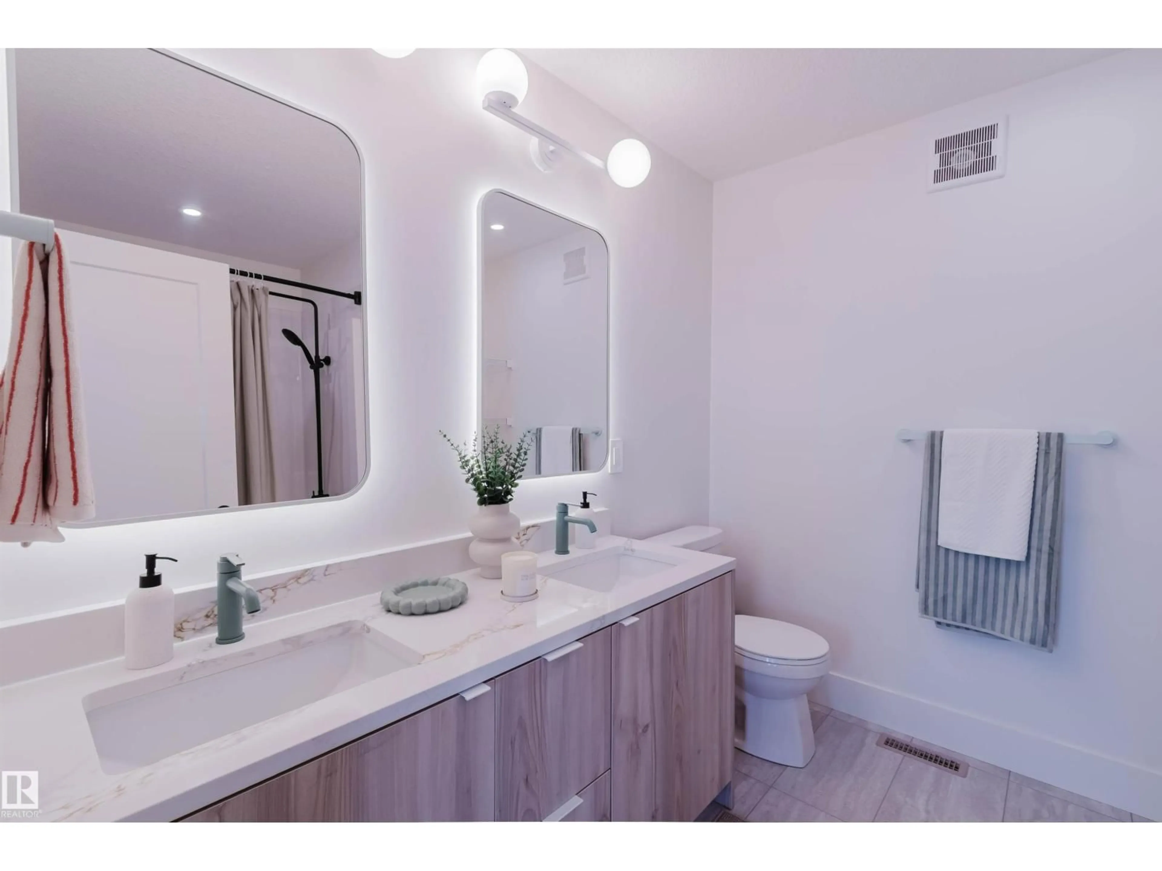 Standard bathroom, ceramic/tile floor for SW - 8293 KIRIAK LO, Edmonton Alberta T6W5S2