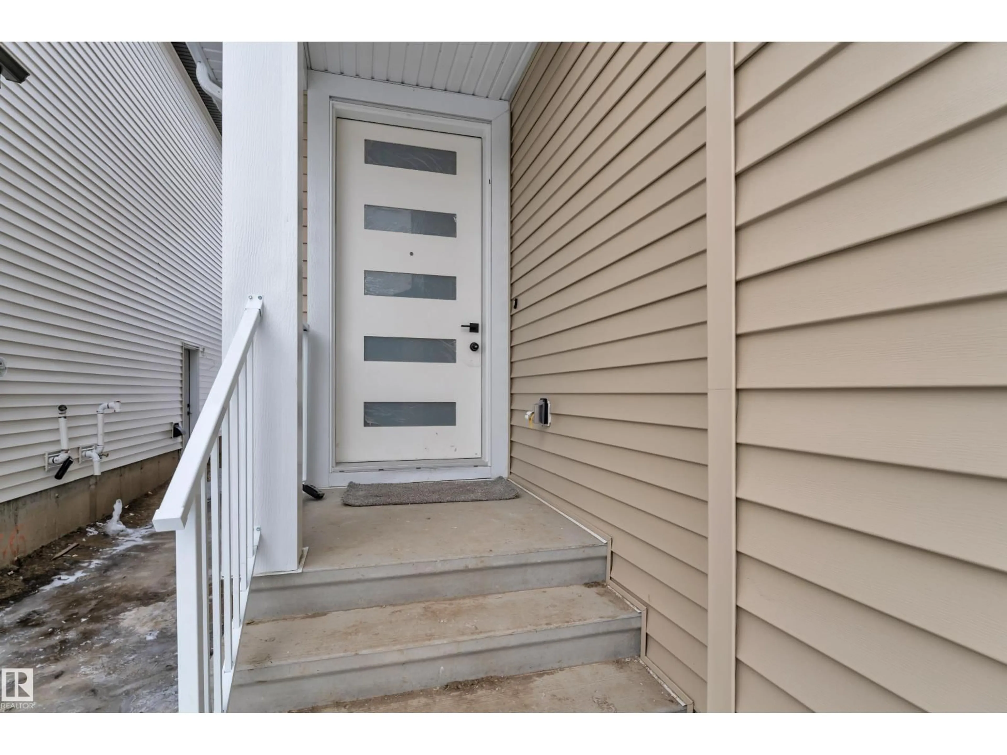 Indoor entryway for 737 ASTORIA WY, Devon Alberta T9G0M7