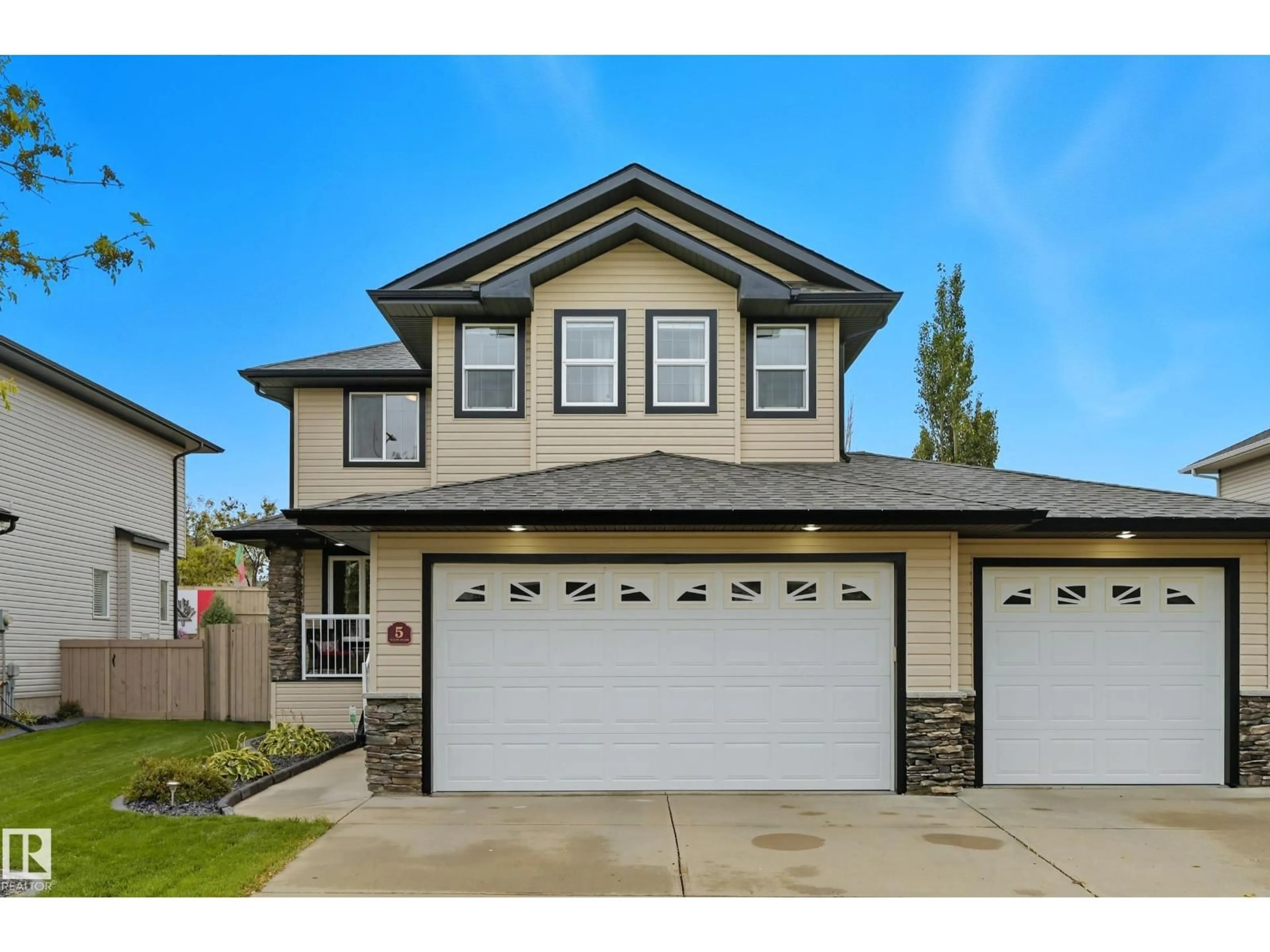 Home with vinyl exterior material, street for 5 VALLEY CL, Fort Saskatchewan Alberta T8L4P1