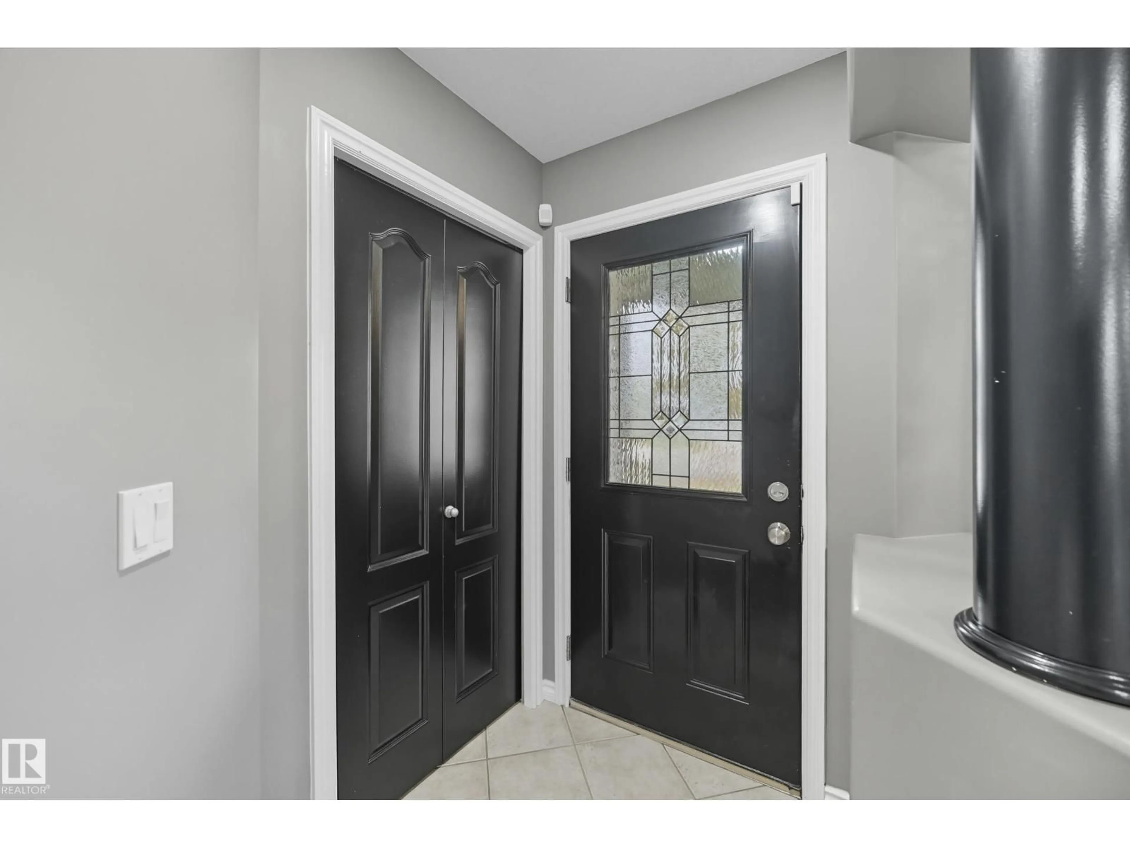 Indoor entryway for 5 VALLEY CL, Fort Saskatchewan Alberta T8L4P1