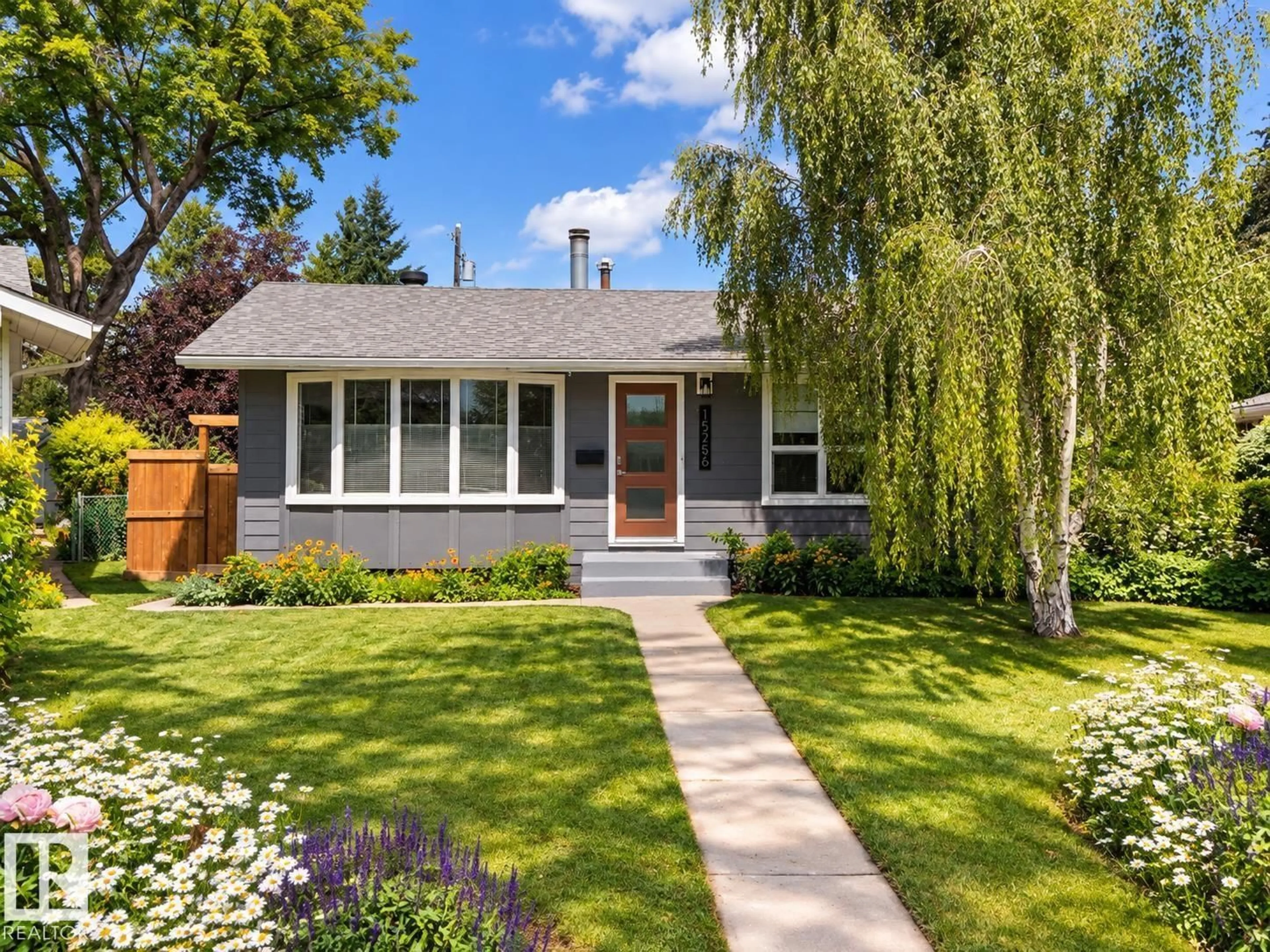 Home with vinyl exterior material, street for 15256 86 AV, Edmonton Alberta T5R4C3