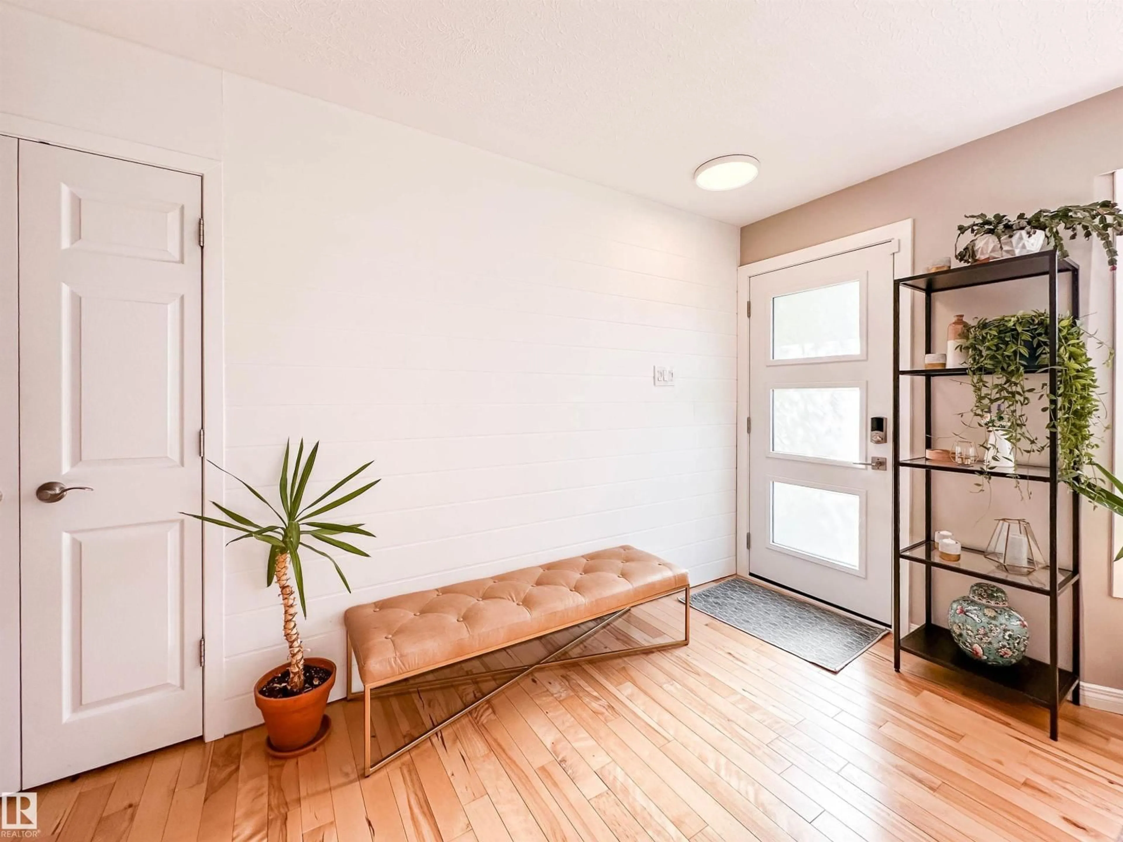 Indoor entryway for 15256 86 AV, Edmonton Alberta T5R4C3