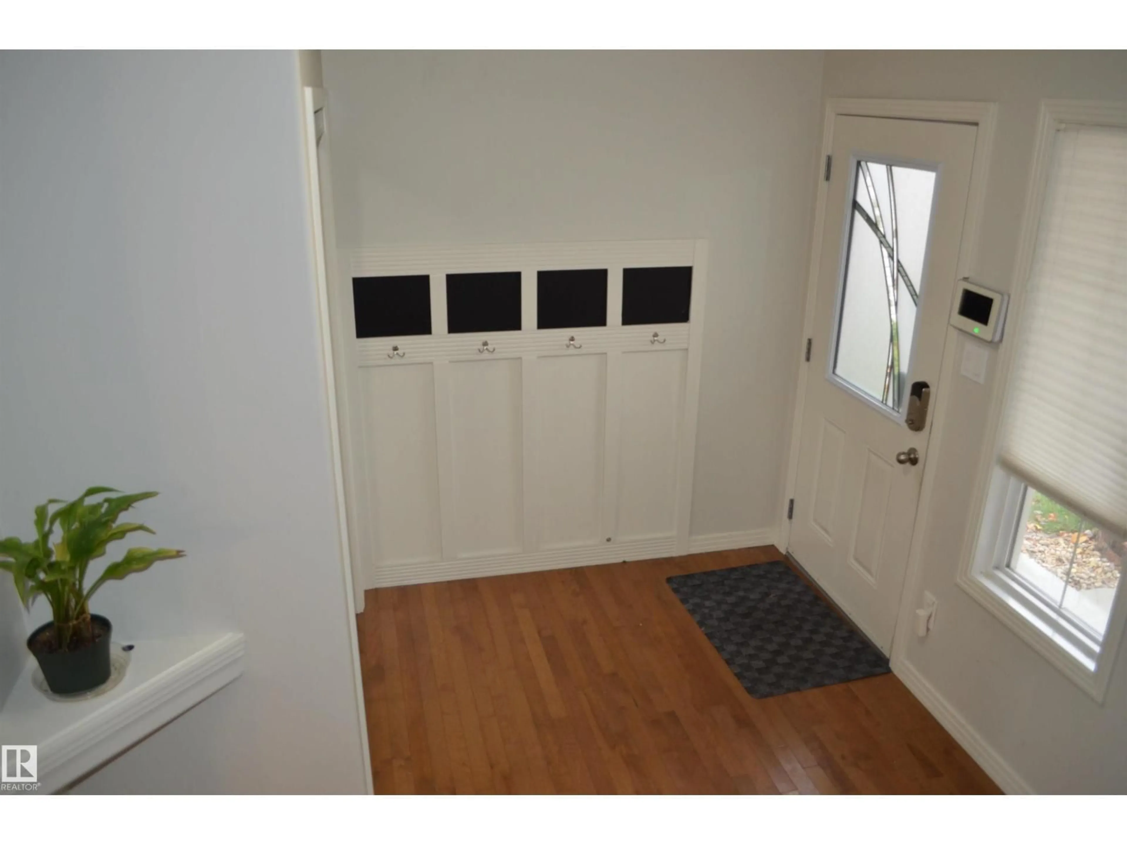 Indoor entryway for 20032 46 AV, Edmonton Alberta T6M0E6
