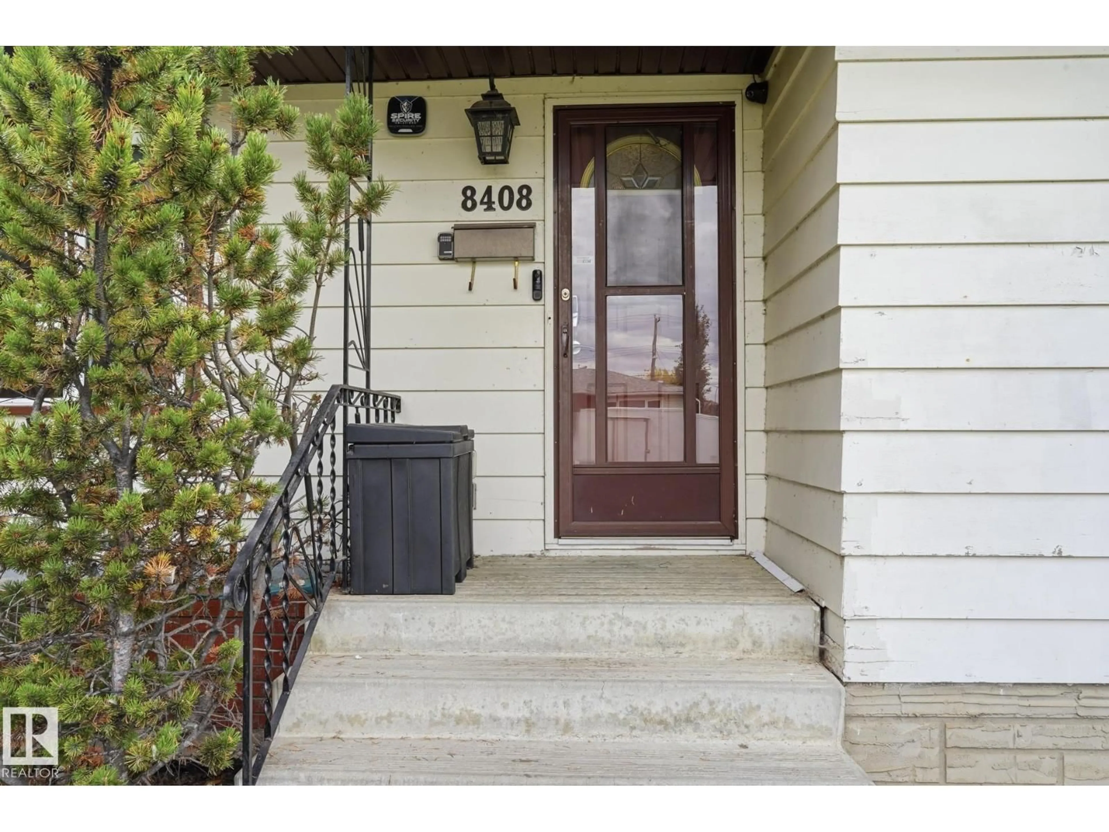 Indoor entryway for 8408 54 ST, Edmonton Alberta T6B1H1
