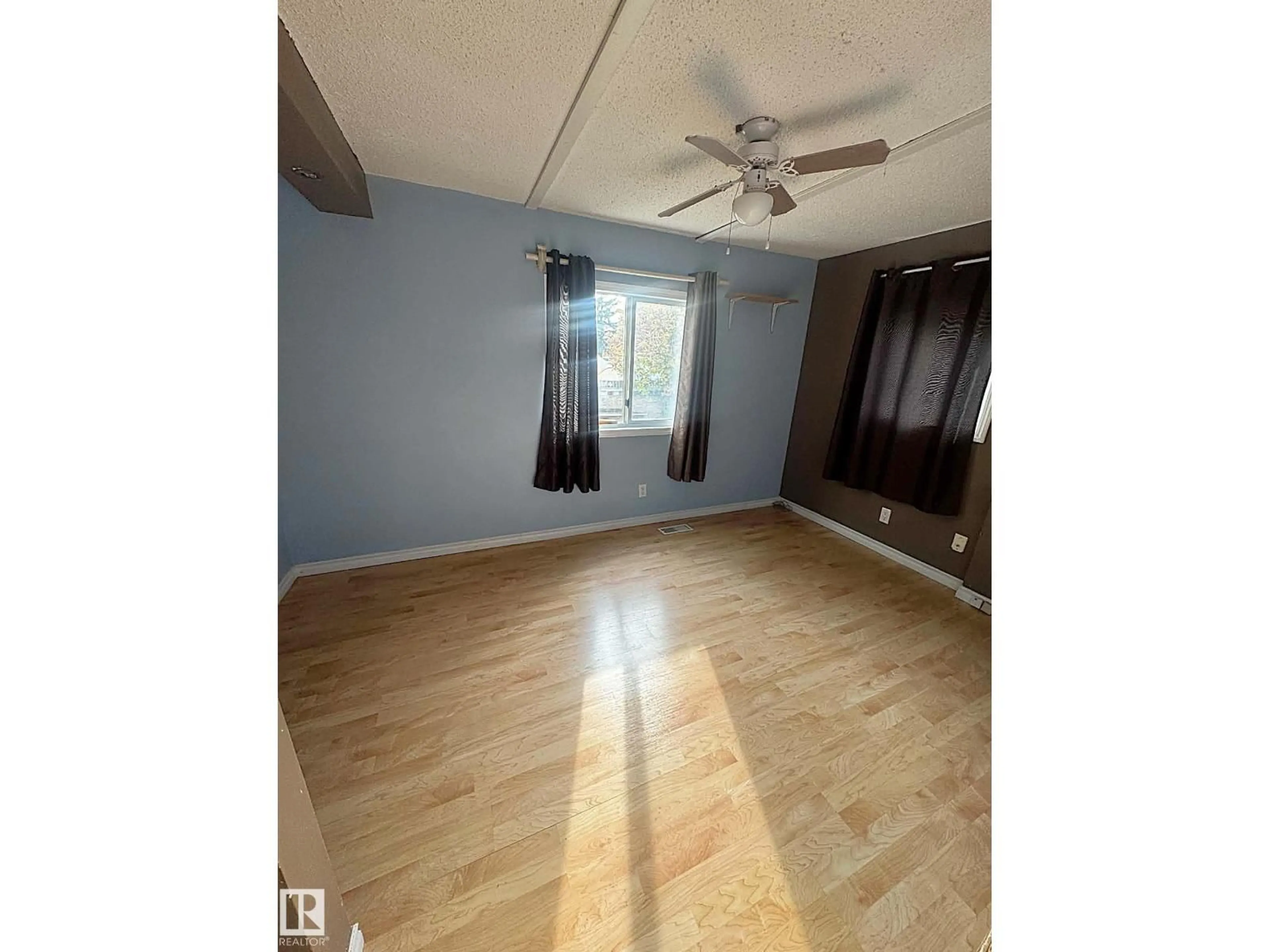 A pic of a room for 2415 OAK WY, Edmonton Alberta T5S1T7