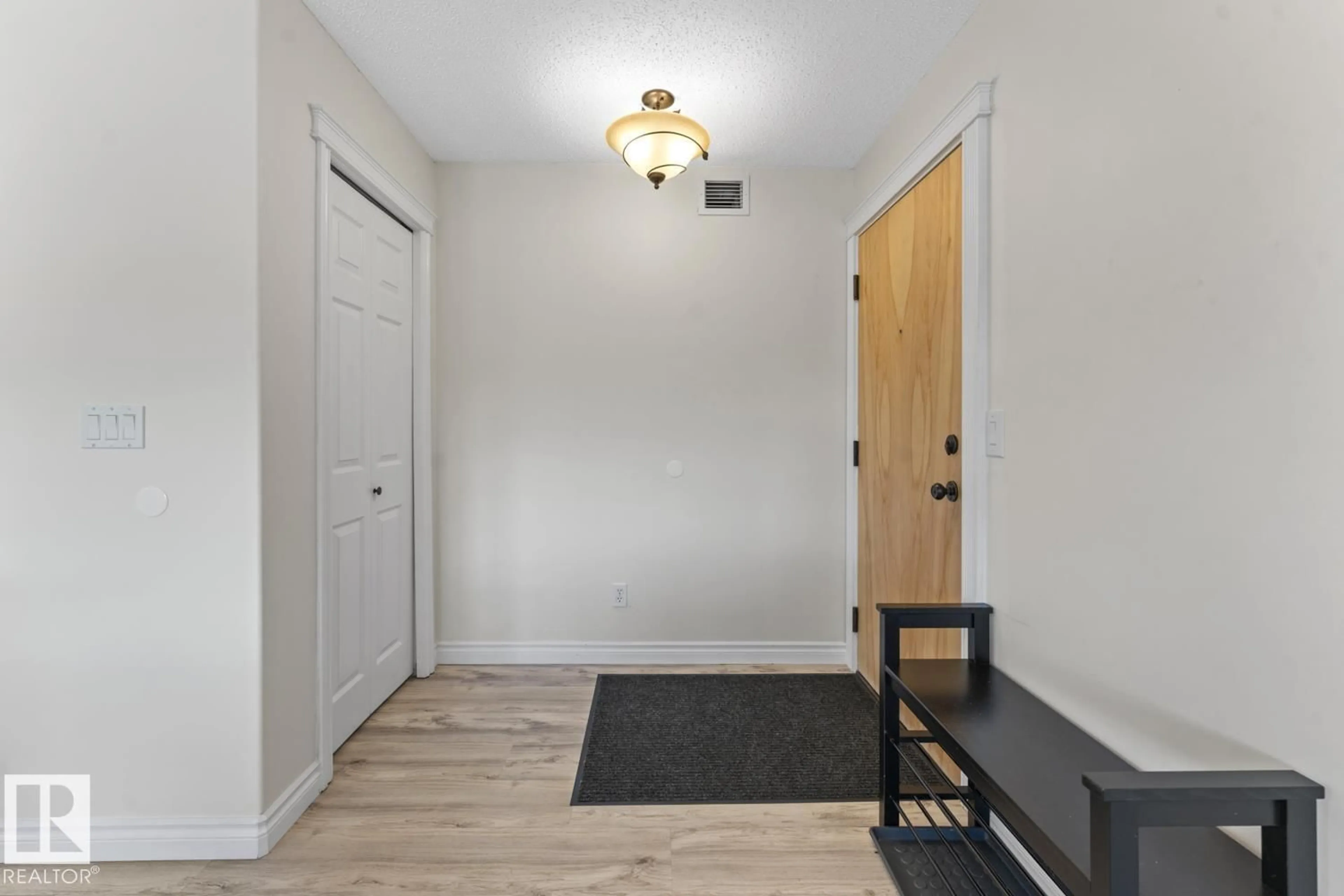 Indoor entryway for 901 - 2203 16 ST, Cold Lake Alberta T9M0C3