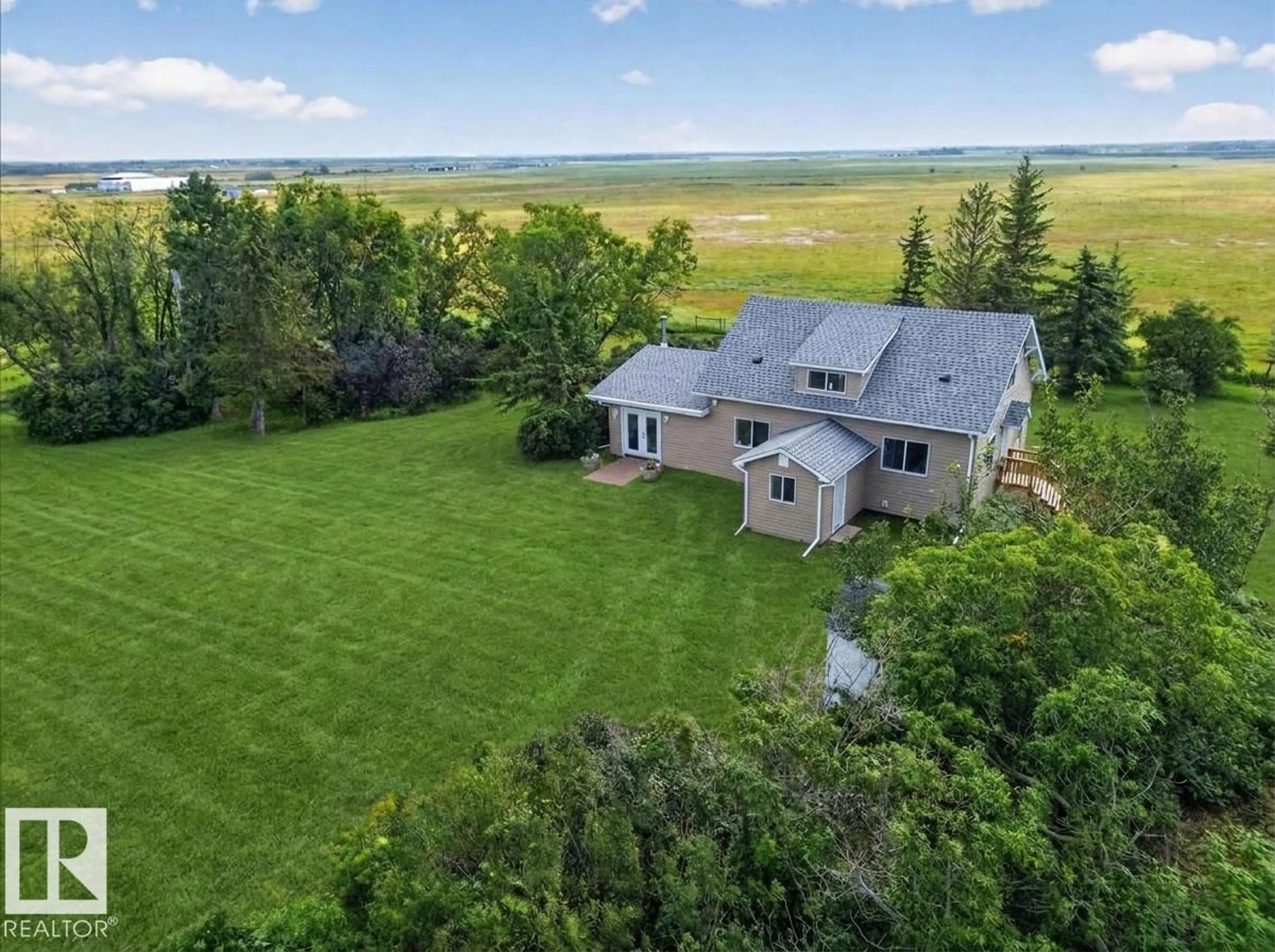 A pic from outside/outdoor area/front of a property/back of a property/a pic from drone, water/lake/river/ocean view for 543069 RANGE ROAD 191, Rural Lamont County Alberta T0B0W0