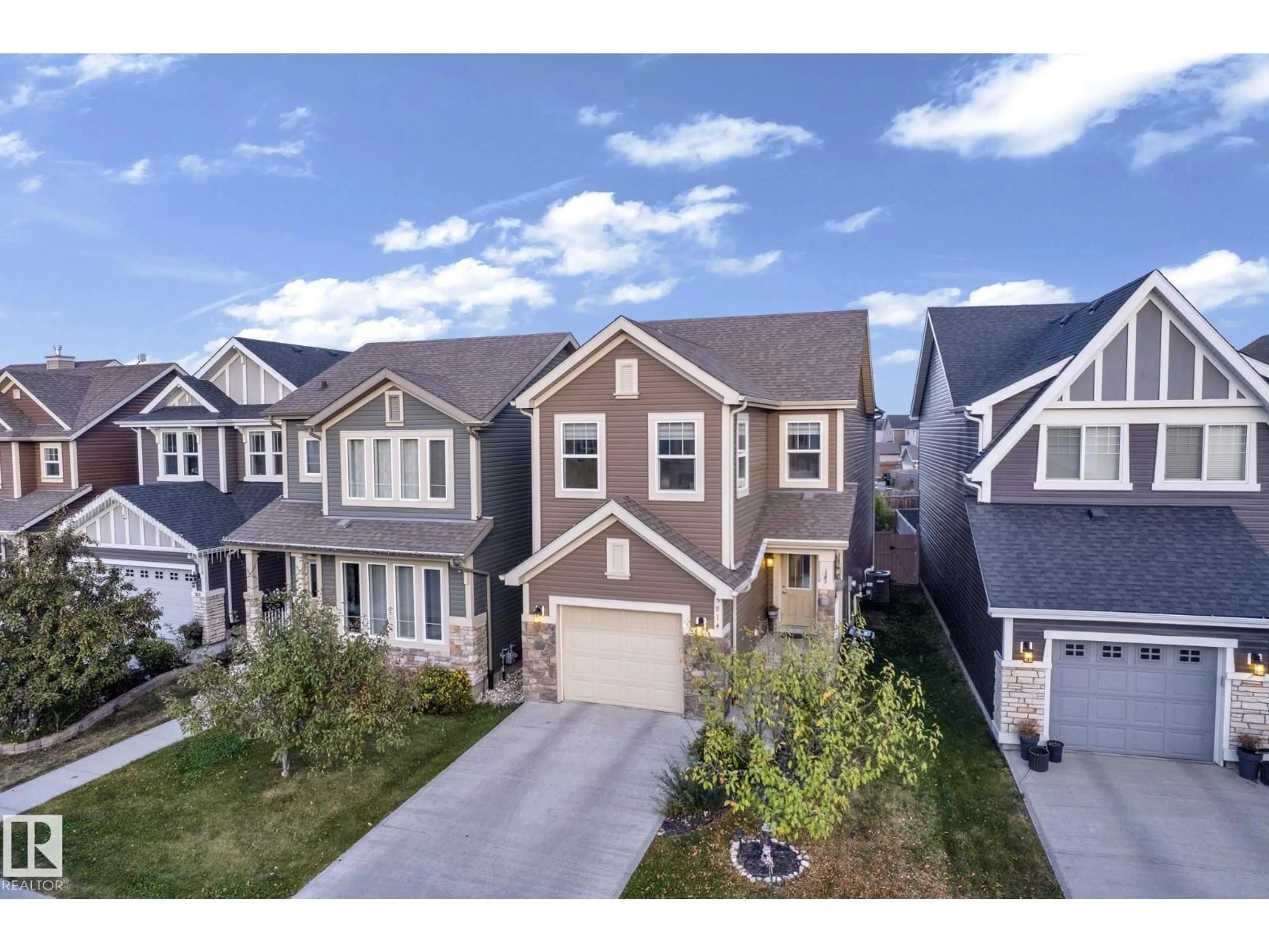 A pic from outside/outdoor area/front of a property/back of a property/a pic from drone, street for 5914 ANTHONY CR, Edmonton Alberta T6W3H4