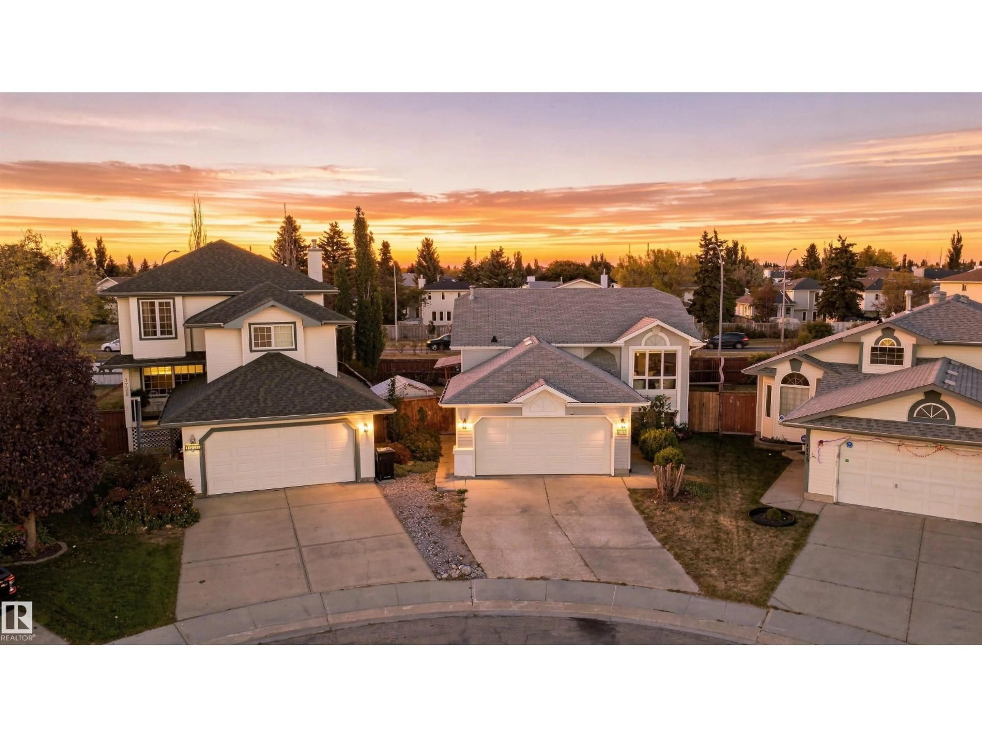 A pic from outside/outdoor area/front of a property/back of a property/a pic from drone, street for 1737 KENSIT PL, Edmonton Alberta T6L6X6