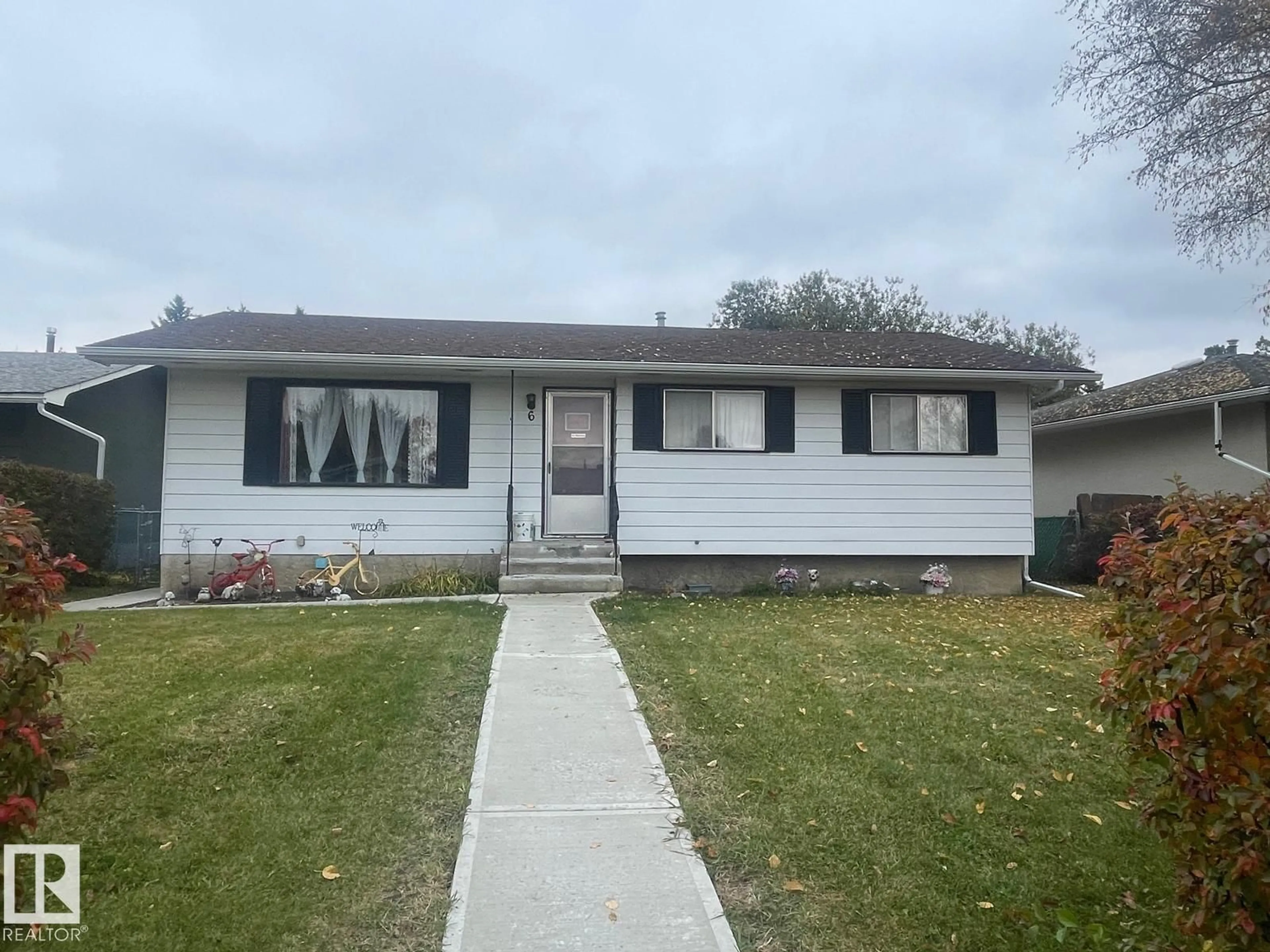 Home with vinyl exterior material, street for 6 BEECHMONT CR, Spruce Grove Alberta T7X1G2