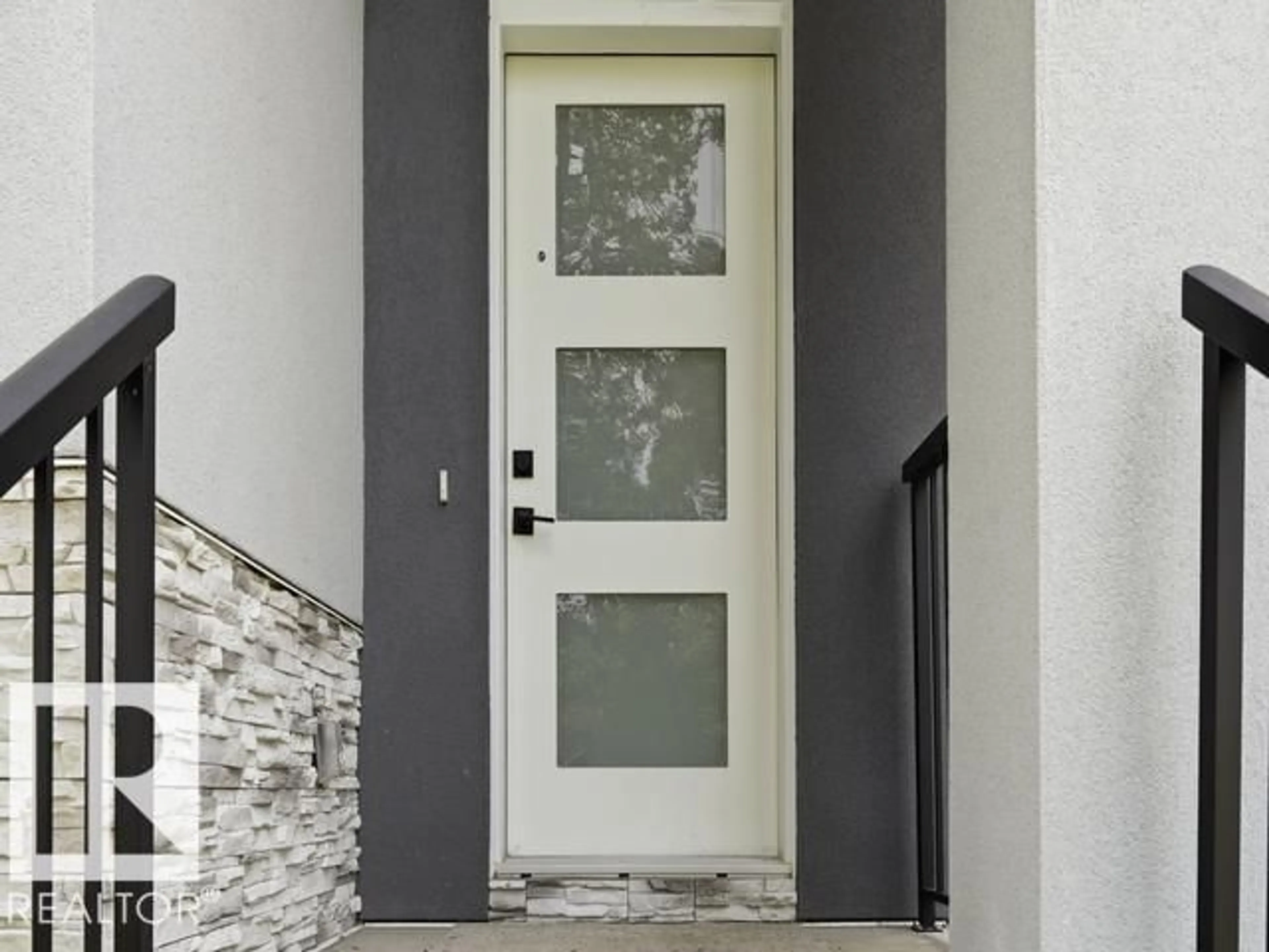 Indoor entryway for 11032 128 ST, Edmonton Alberta T5M0W6