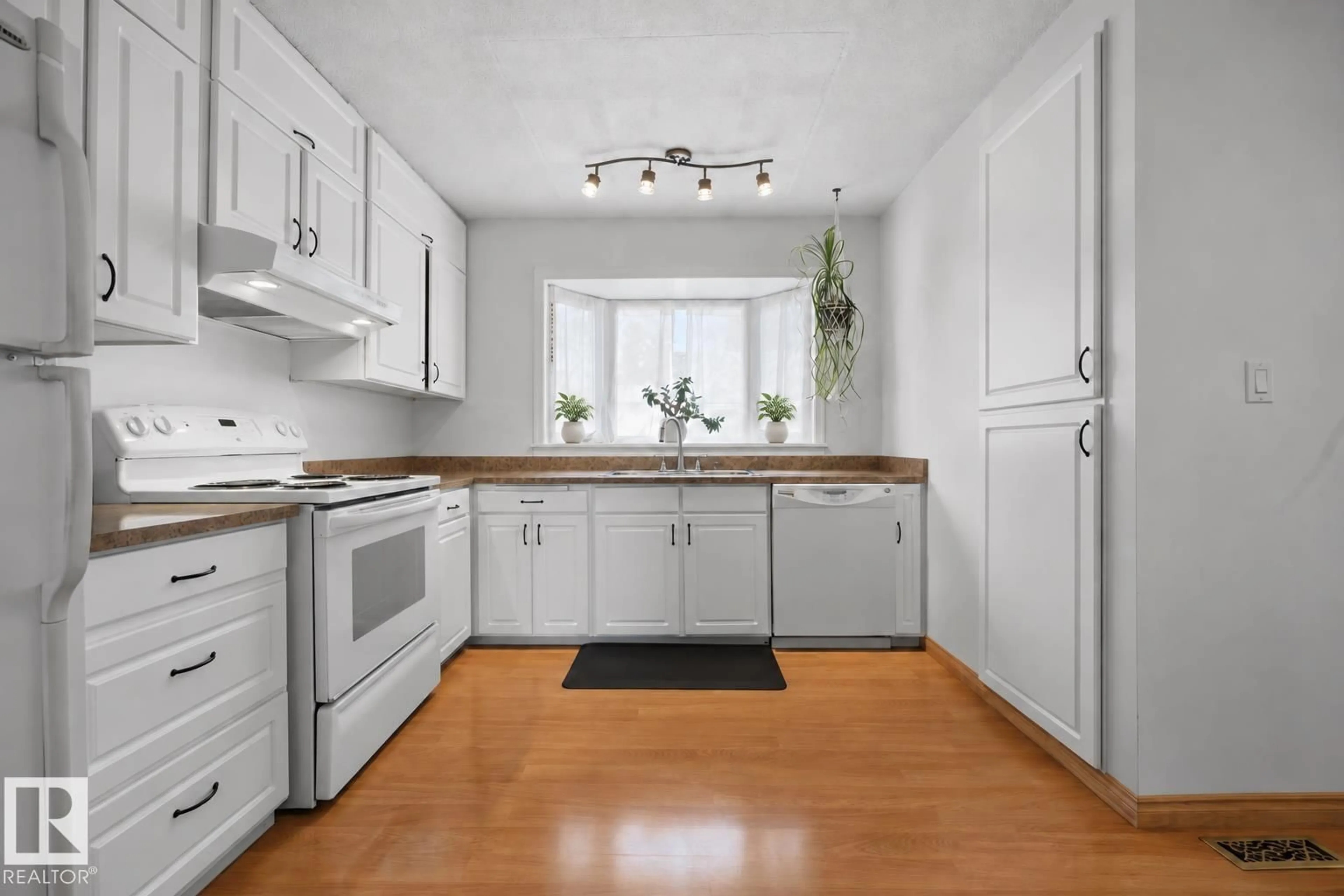 Standard kitchen, unknown for 14612 117A ST NW, Edmonton Alberta T5X1K2