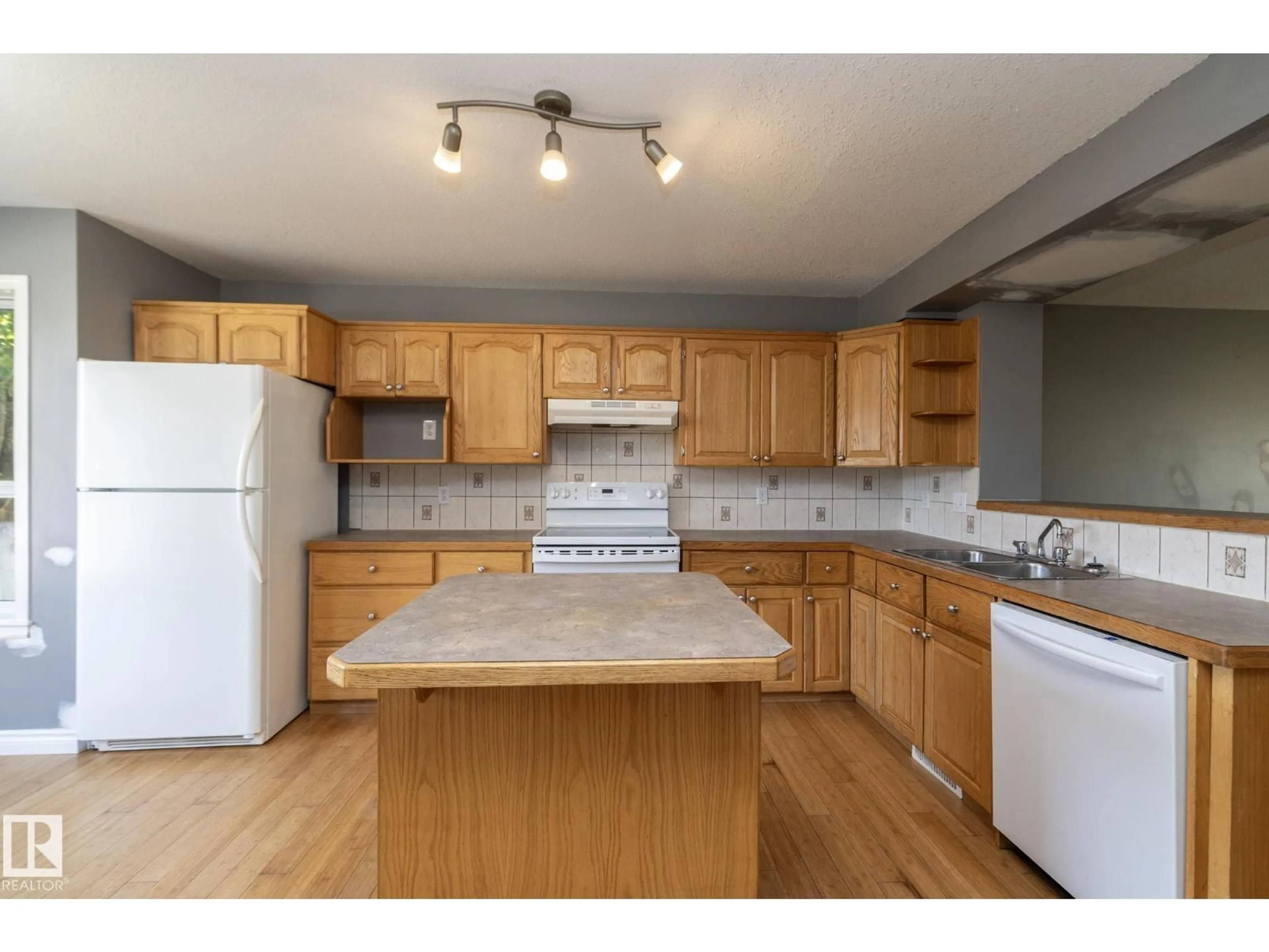 Standard kitchen, unknown for 137 MICHIGAN ST, Devon Alberta T9G2H4
