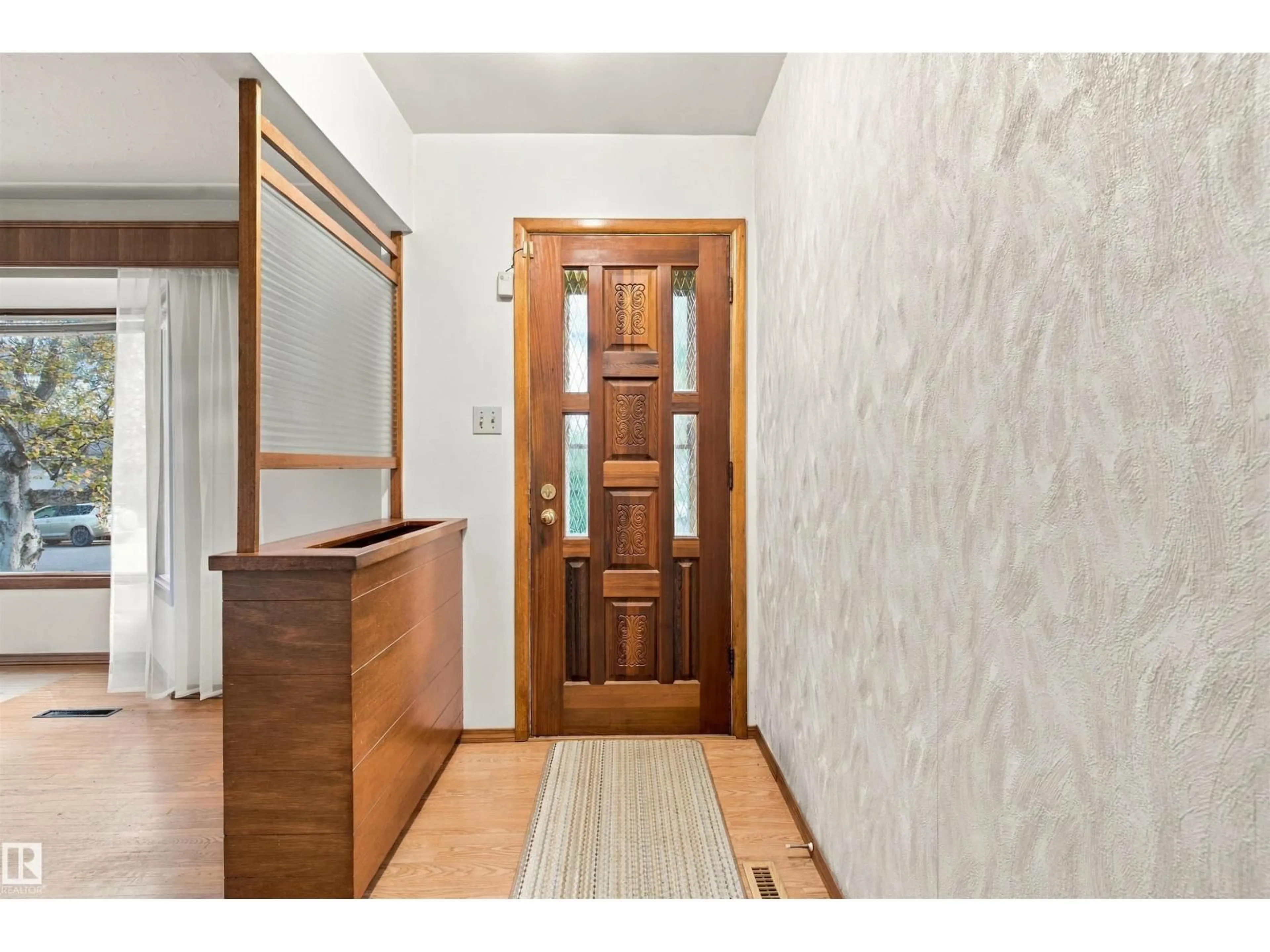 Indoor entryway for 10520 LAUDERDALE RD, Edmonton Alberta T5E5R5