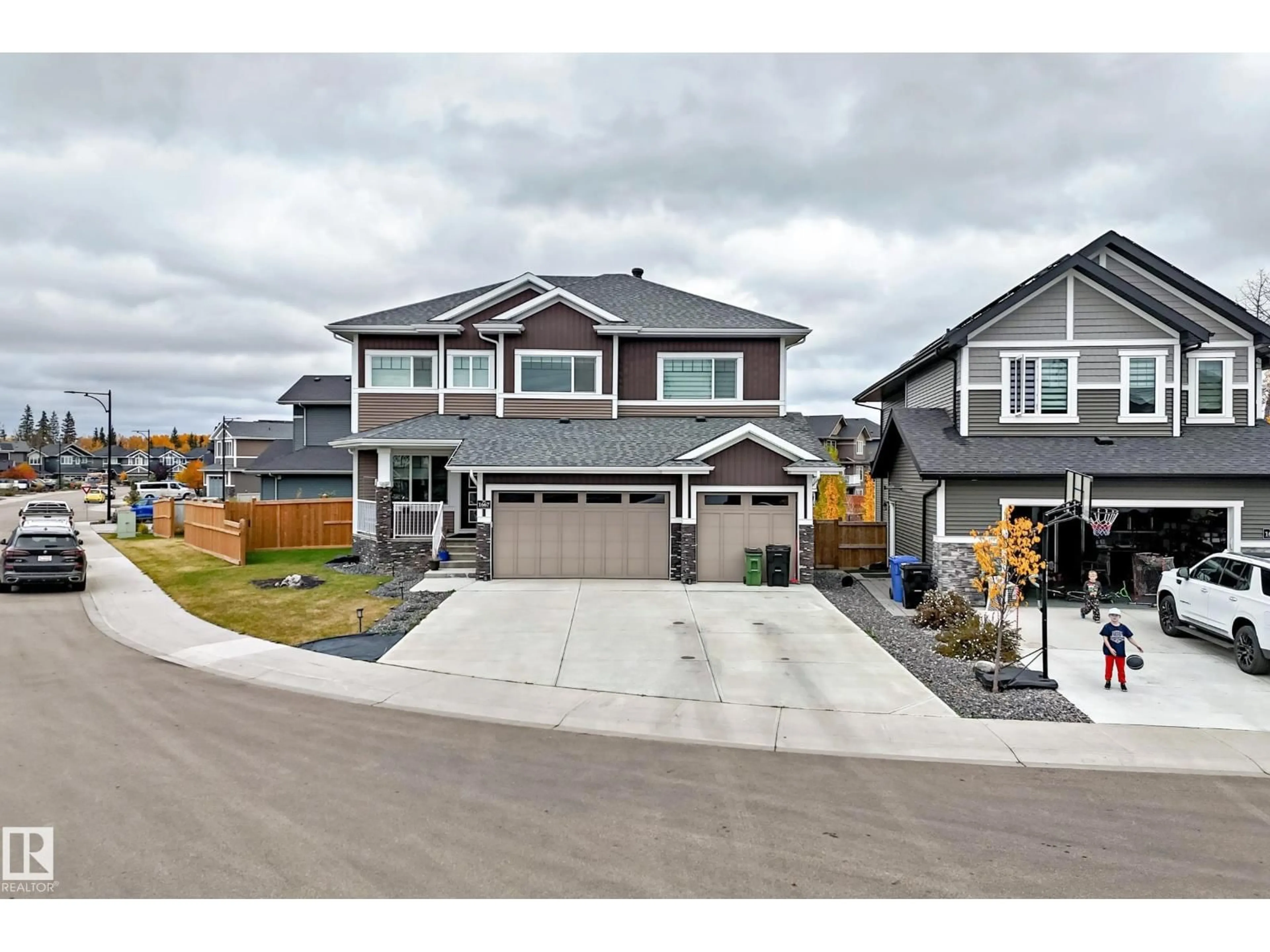 A pic from outside/outdoor area/front of a property/back of a property/a pic from drone, street for 1667 ENRIGHT WY, Edmonton Alberta T6M0Z2