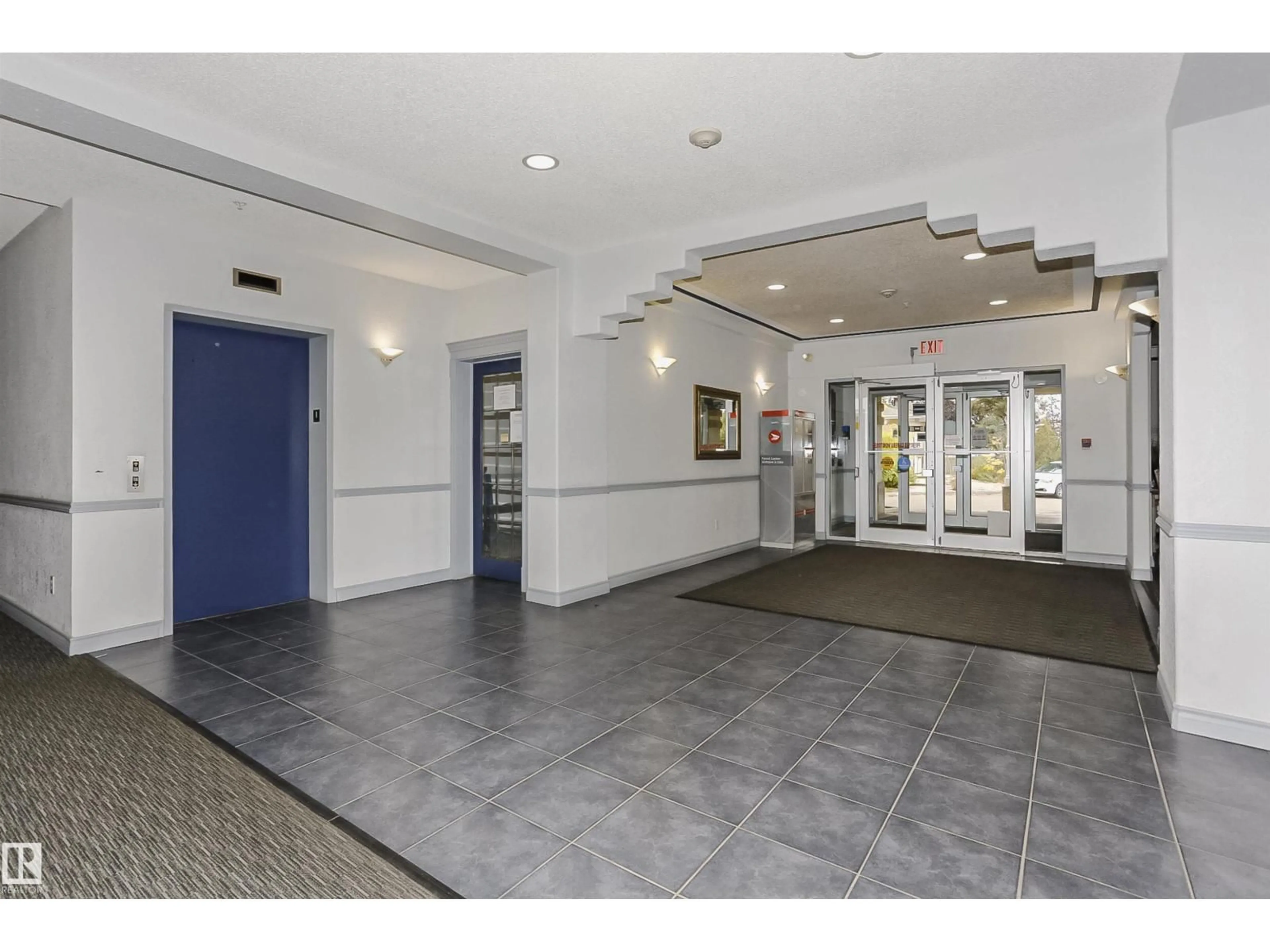 Indoor foyer for #124 - 10511 42 AV, Edmonton Alberta T6J7G8