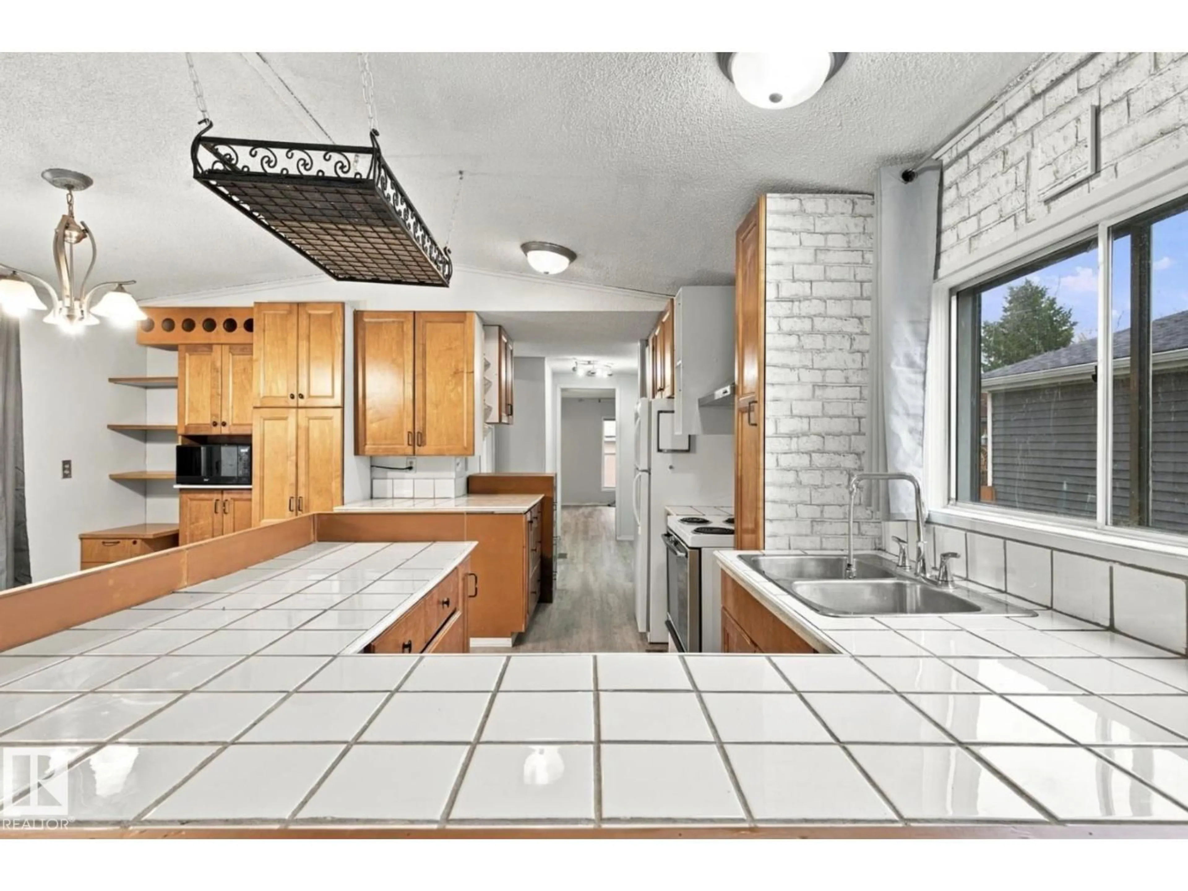 Open concept kitchen, ceramic/tile floor for 2664 LAKEVIEW DR, Edmonton Alberta T5S1T7