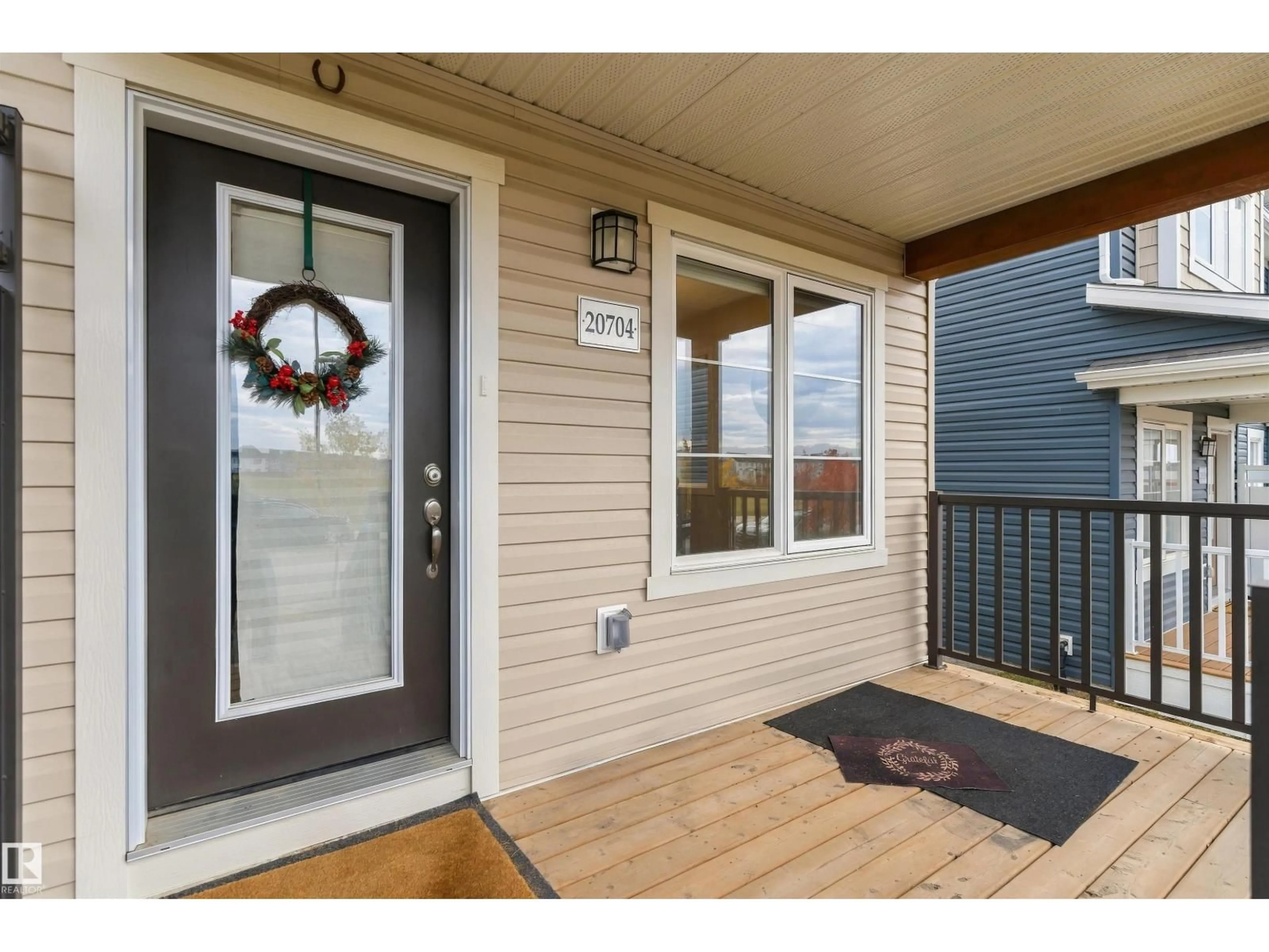 Indoor entryway for 20704 19 AV, Edmonton Alberta T6M1R5