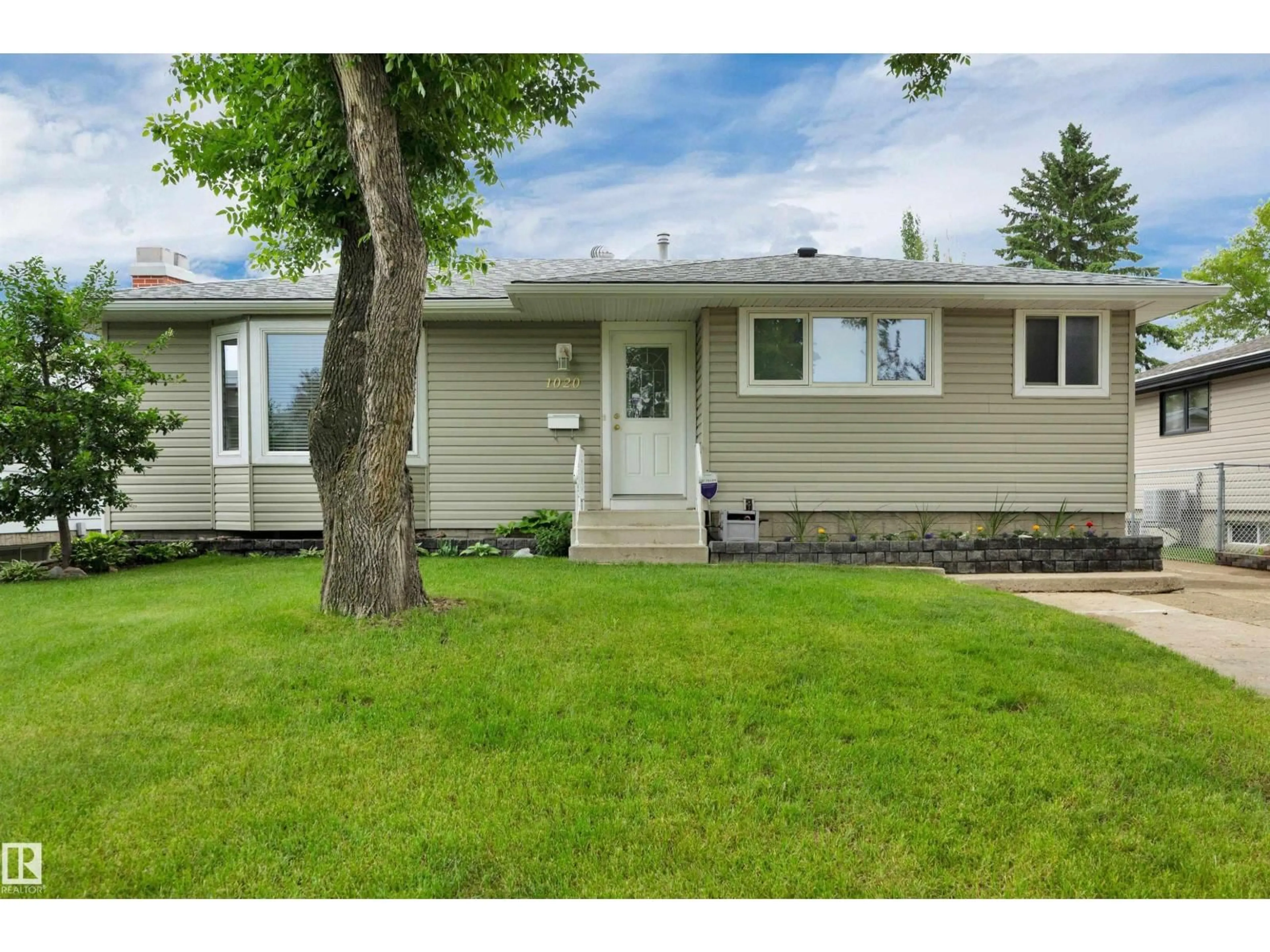 Home with vinyl exterior material, street for 1020 KEITH ROAD, Sherwood Park Alberta T8A1G3