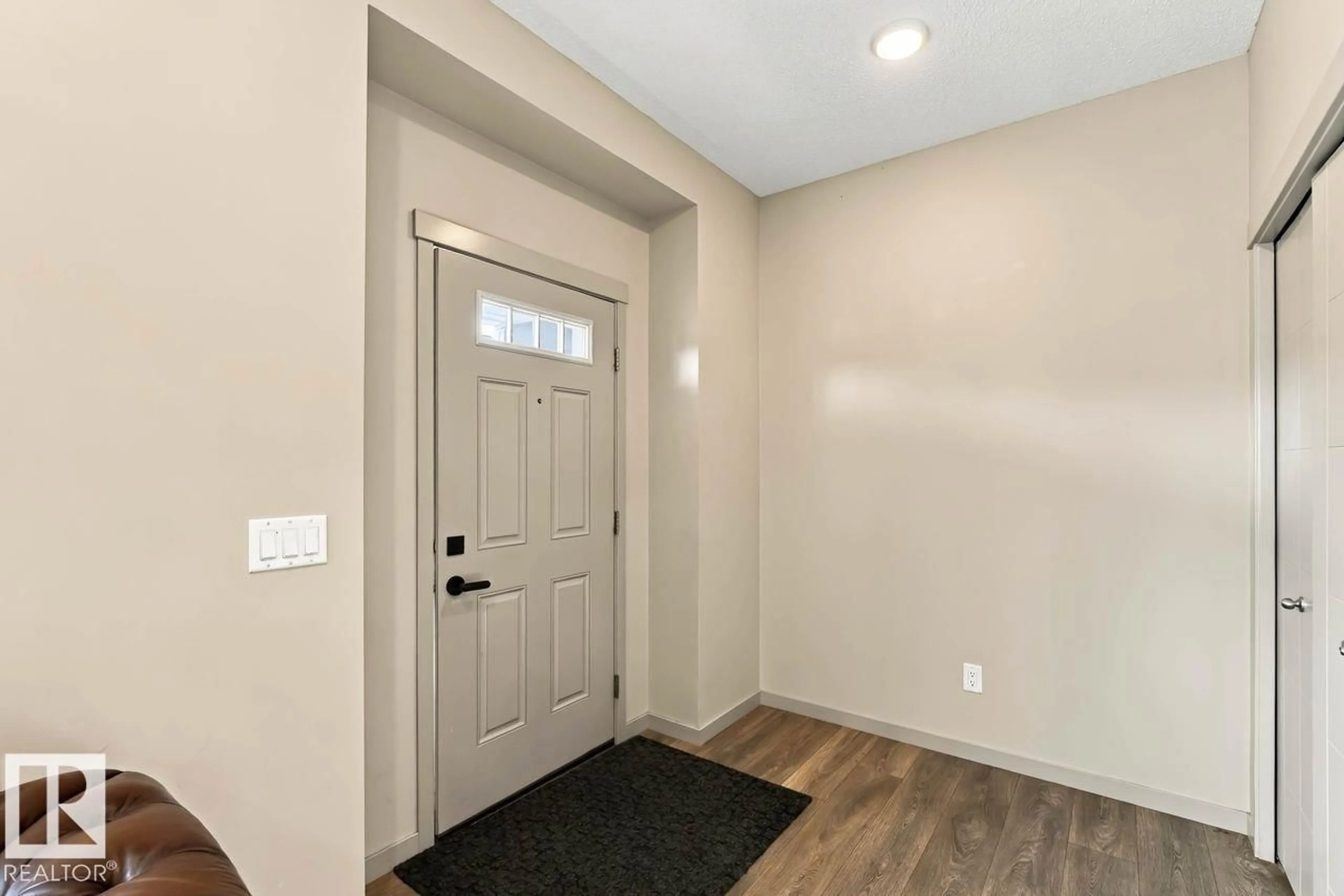 Indoor entryway for 1416 26 AV NW, Edmonton Alberta T6T0W1