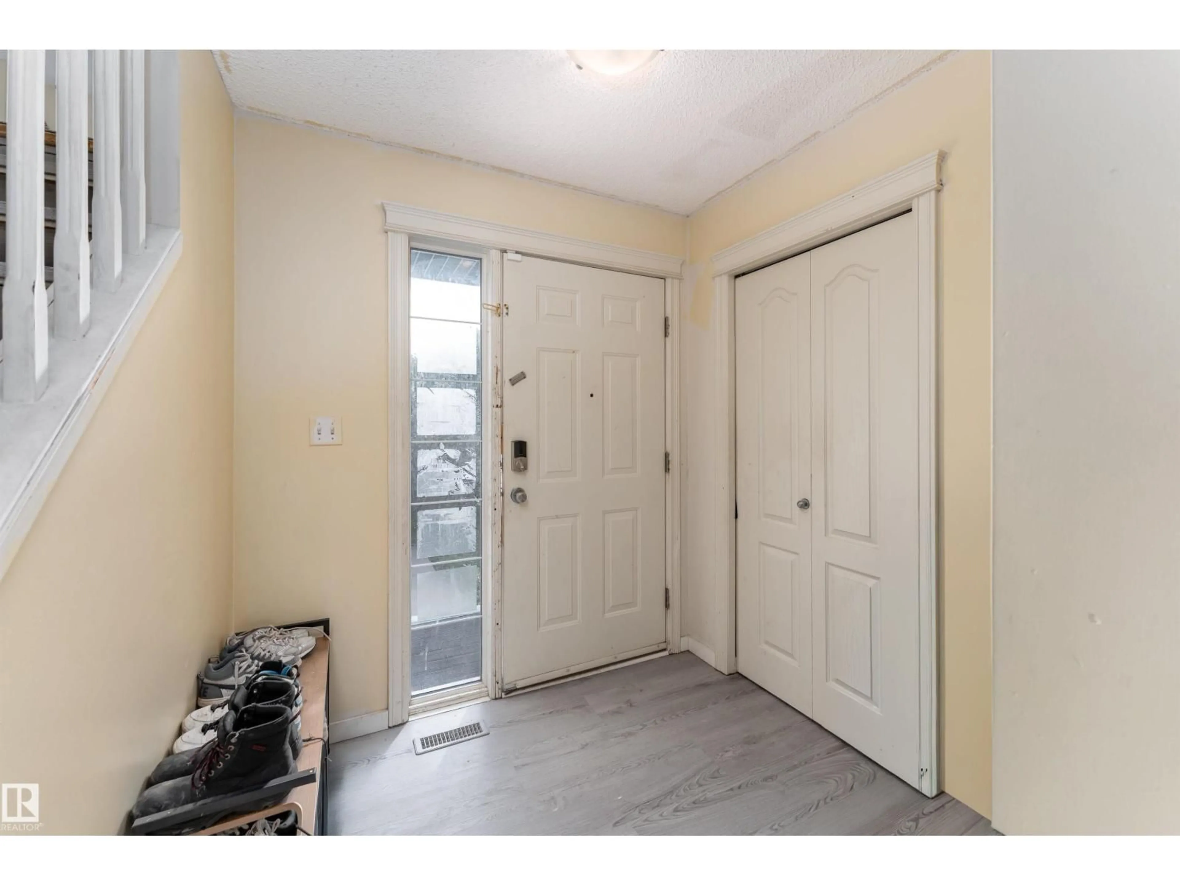 Indoor entryway for 8910 7 AV, Edmonton Alberta T6X1B9