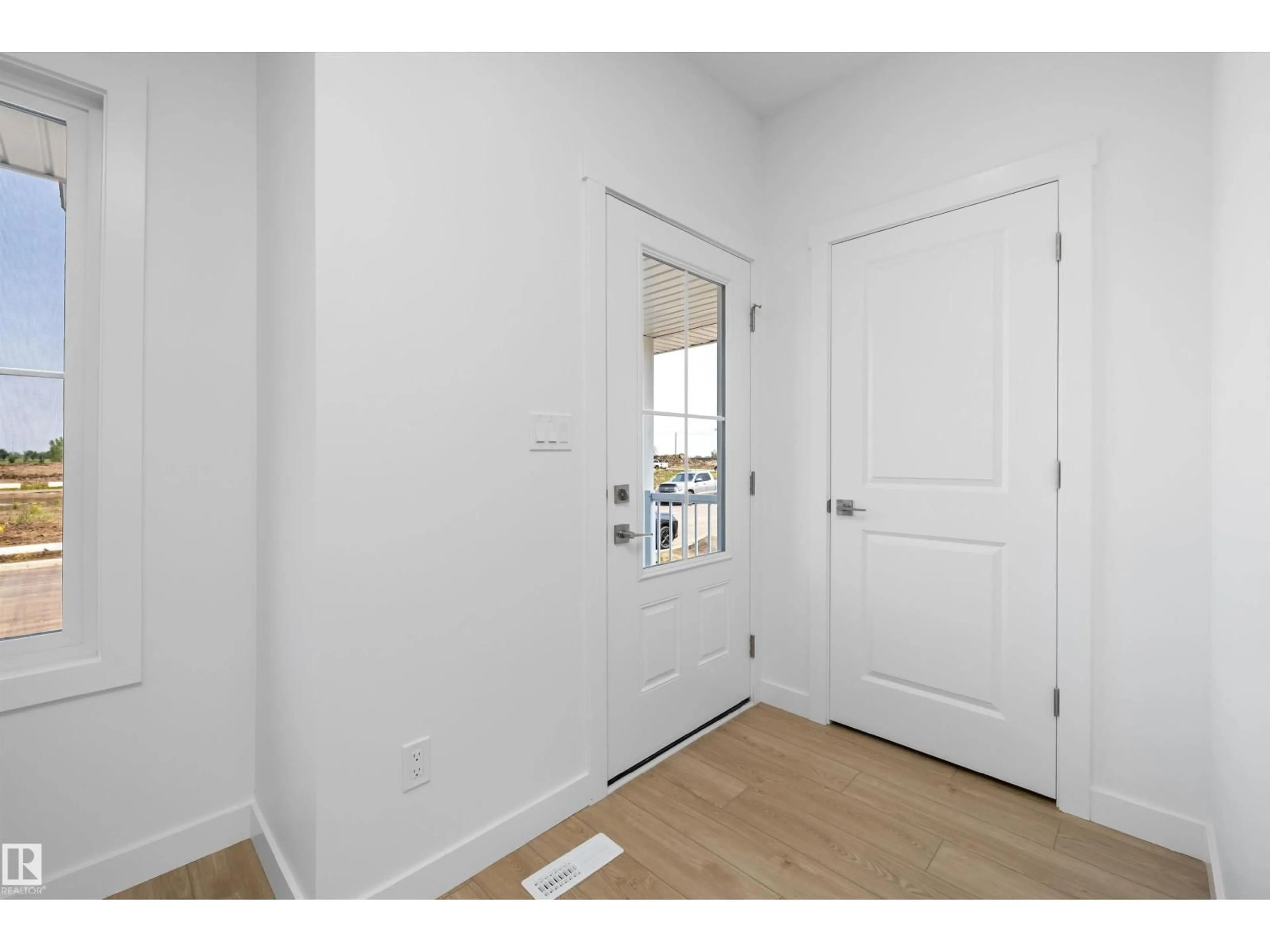 Indoor entryway for 127 SERENO LN, Fort Saskatchewan Alberta T8L0Z9
