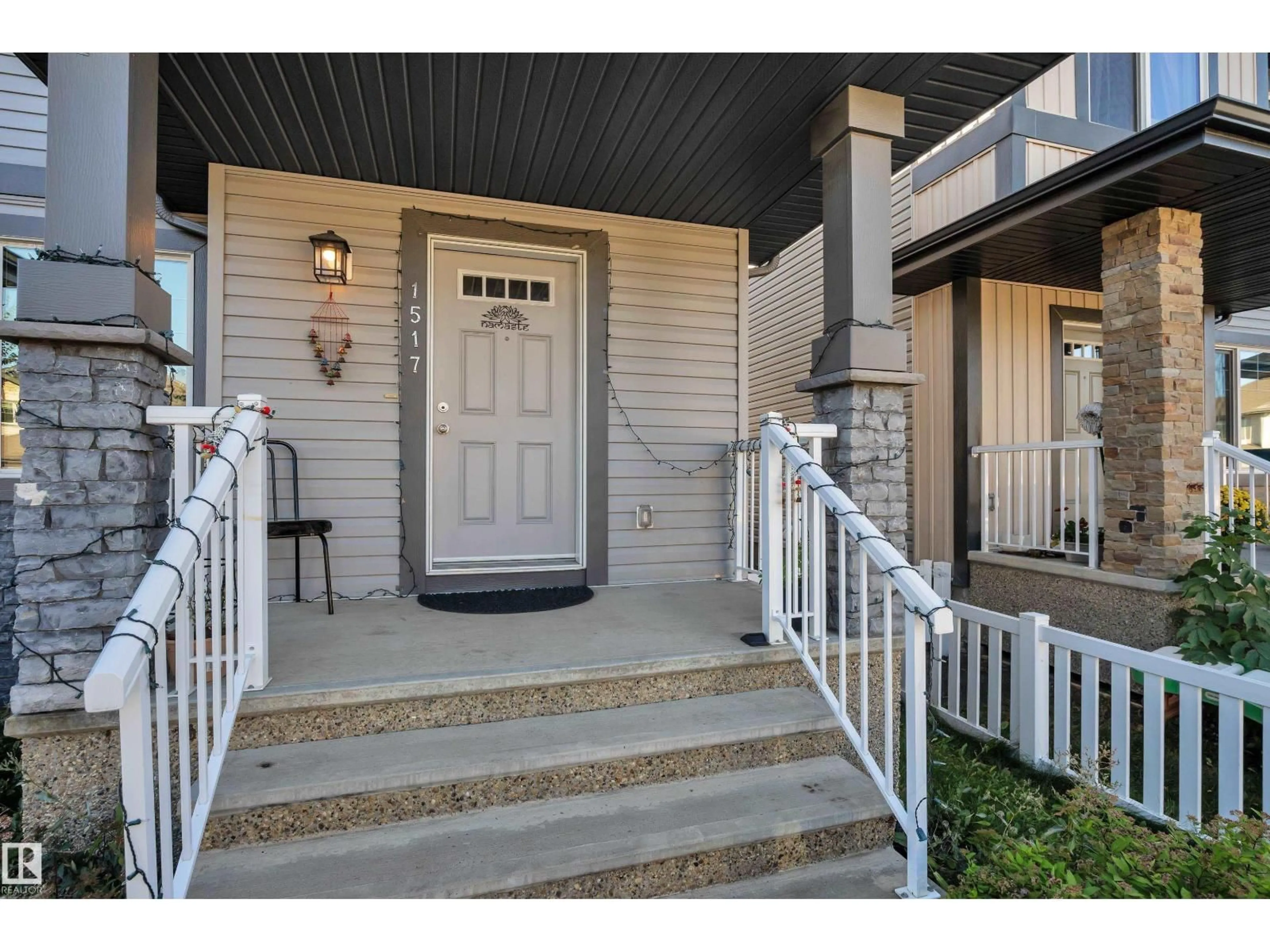 Indoor entryway for 1517 27 AV, Edmonton Alberta T6T0W2