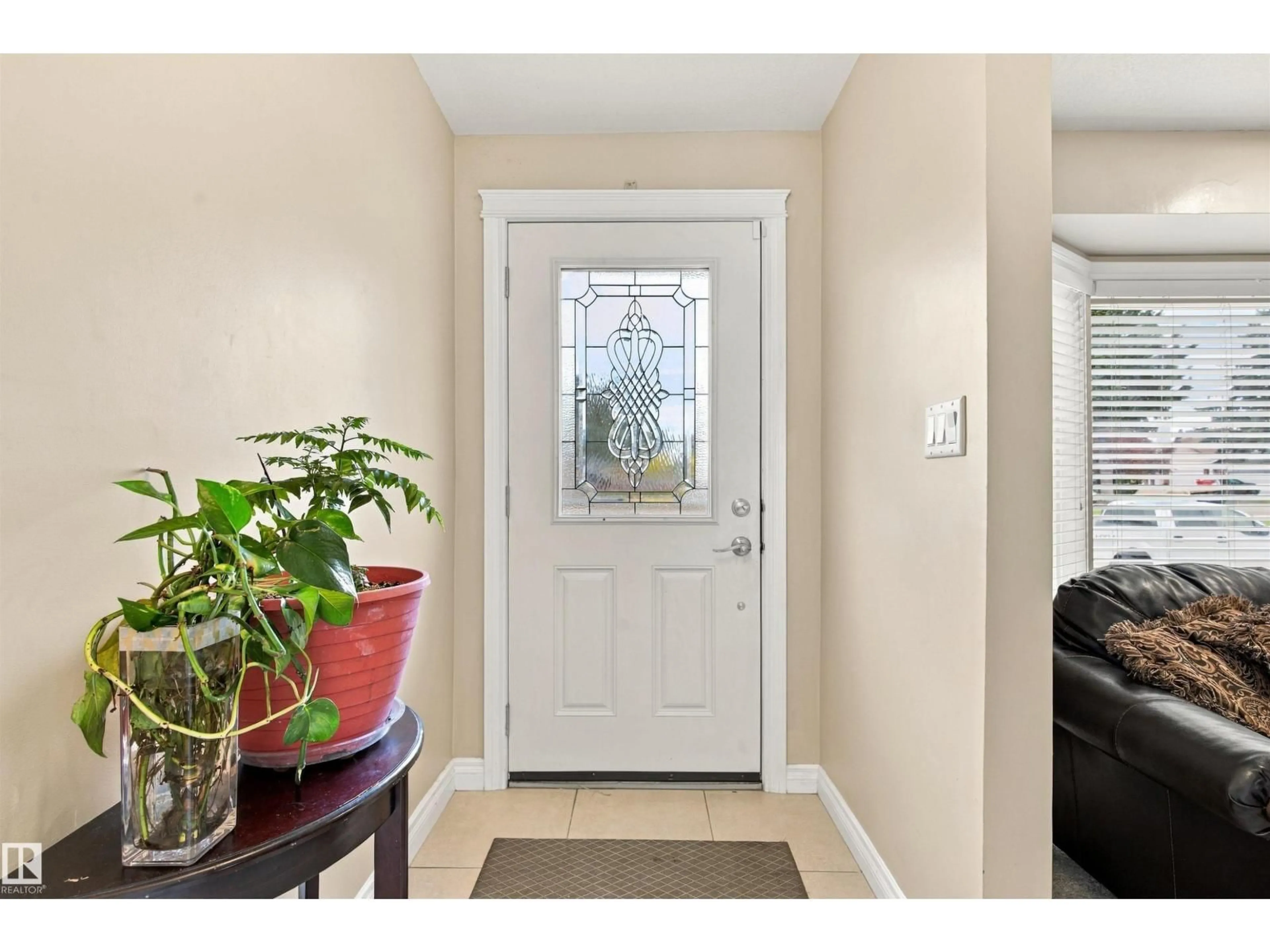 Indoor entryway for 18208 99 AV, Edmonton Alberta T5T3J2